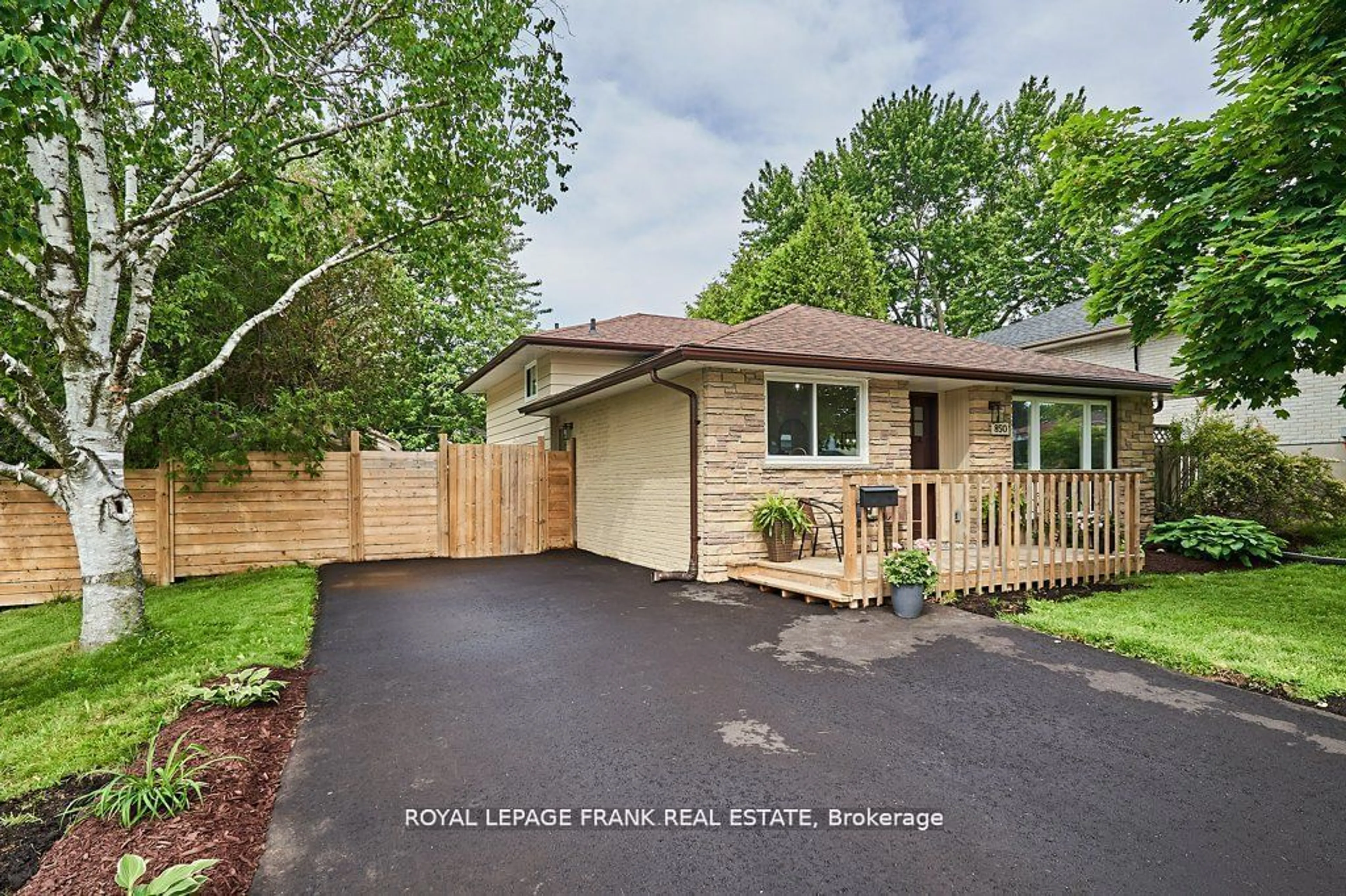 Frontside or backside of a home for 850 Central Park Blvd, Oshawa Ontario L1G 6P2