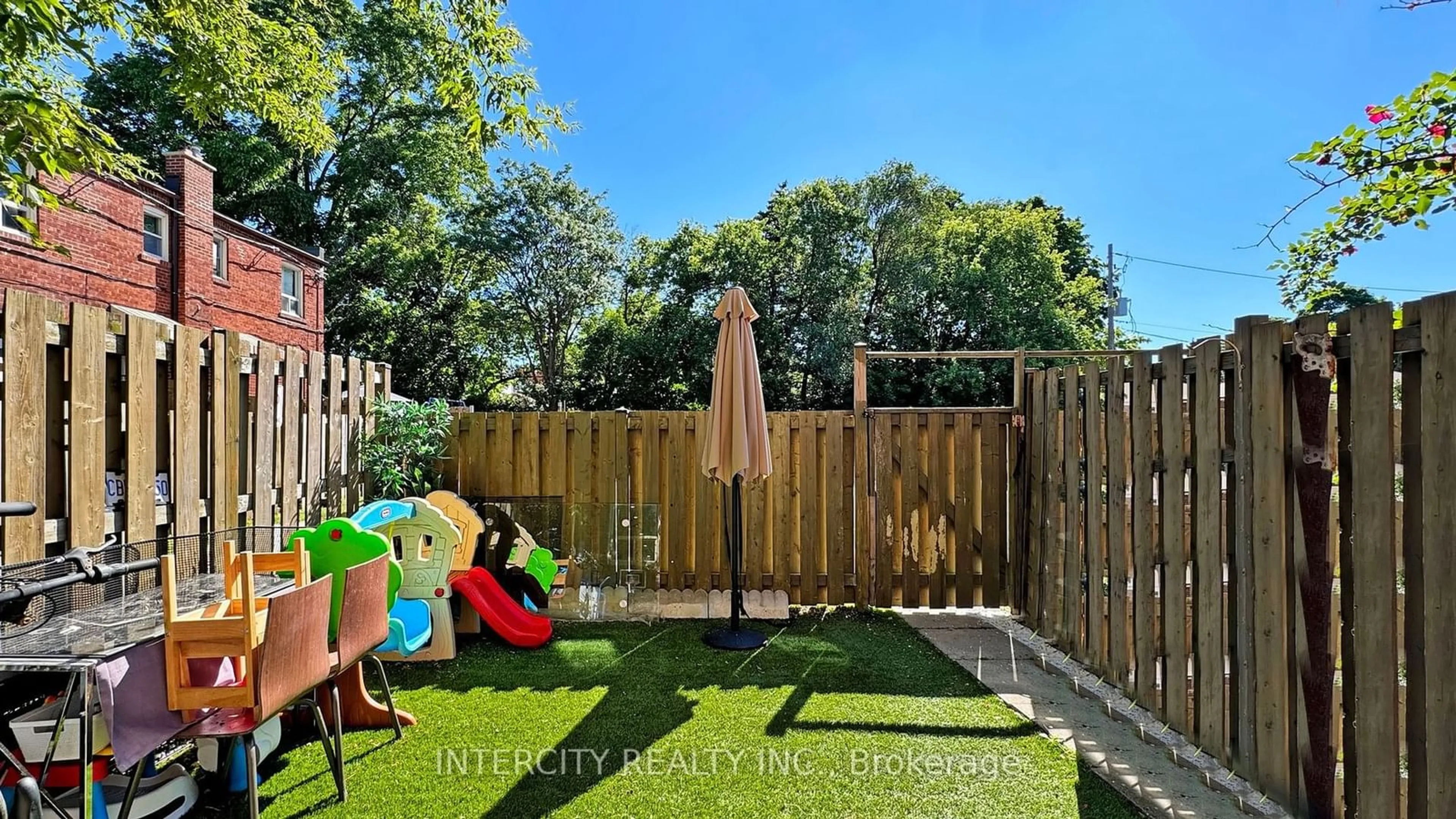 Fenced yard for 1171 Warden Ave #TH33, Toronto Ontario M1R 2R2