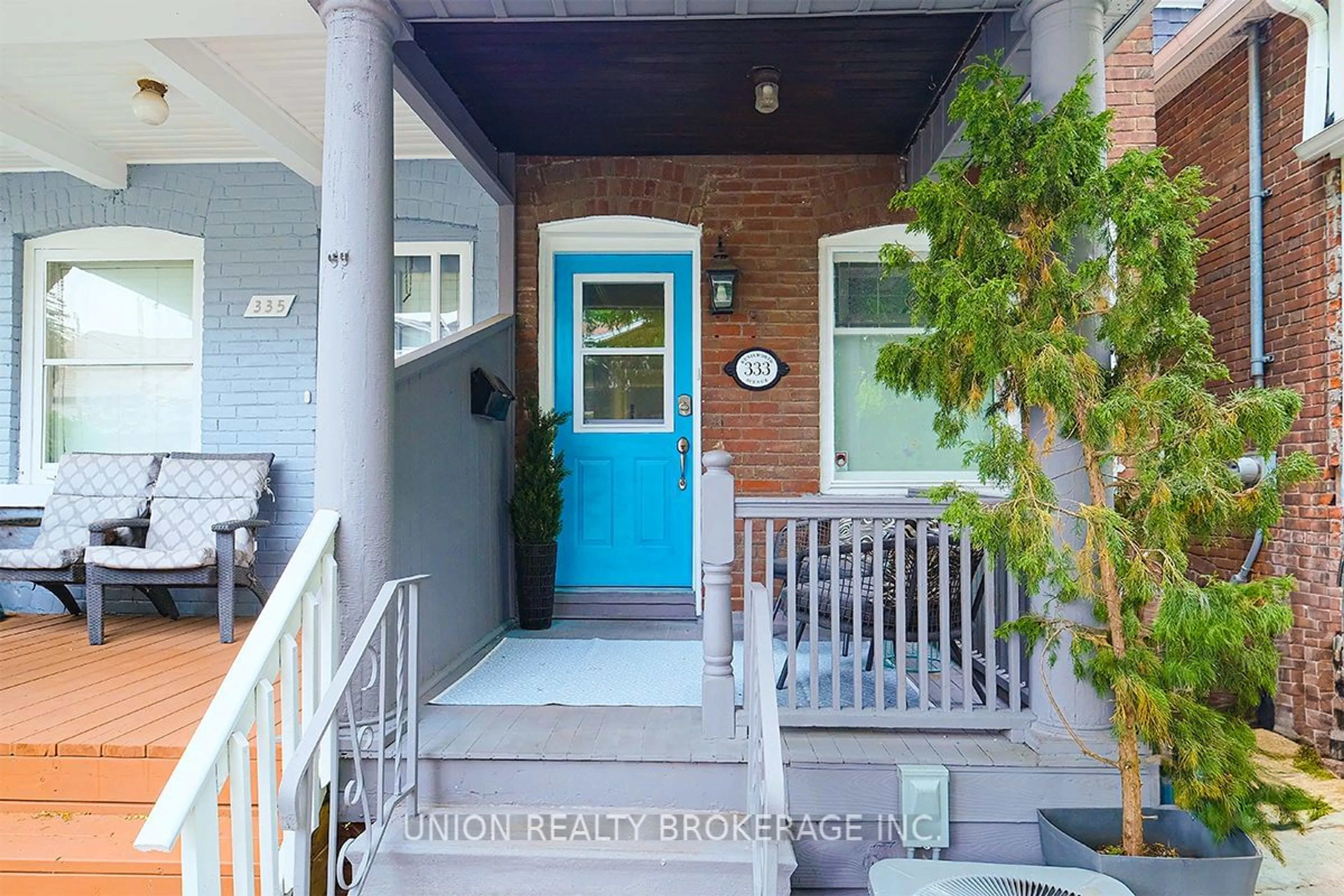 Indoor entryway for 333 Kenilworth Ave, Toronto Ontario M4L 3S9