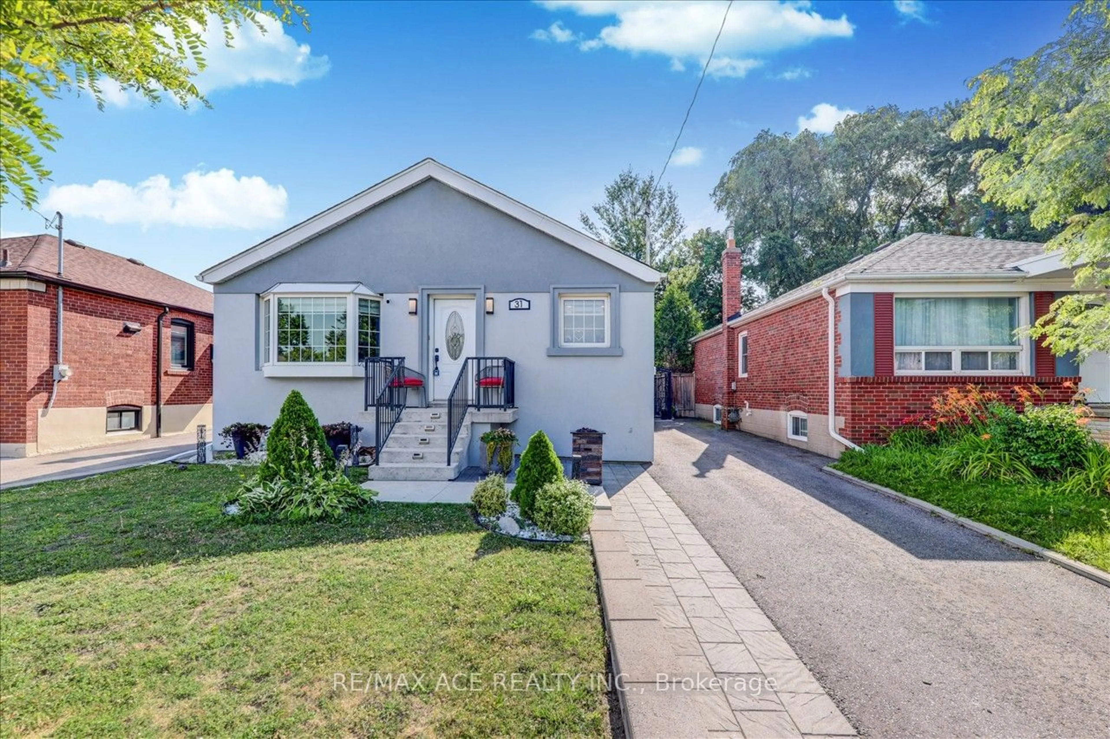 Frontside or backside of a home for 31 Lilian Dr, Toronto Ontario M1R 3W2