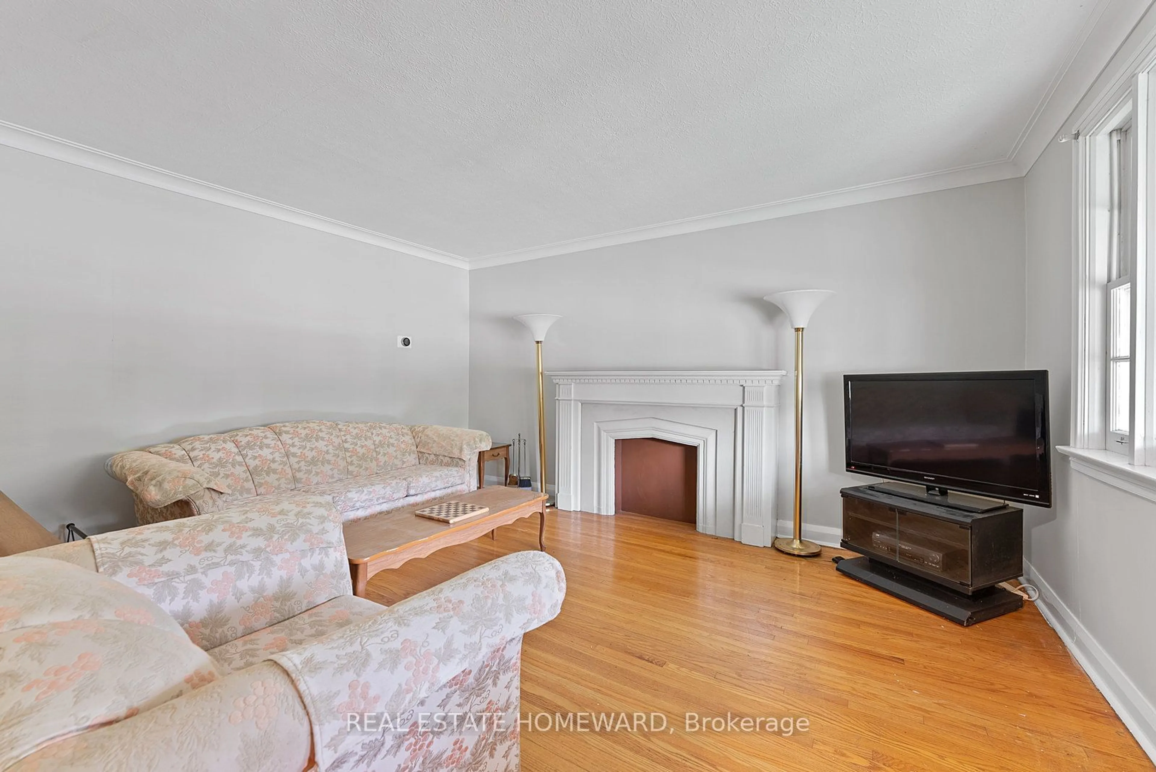 Living room for 99 Park St, Toronto Ontario M1N 2N9