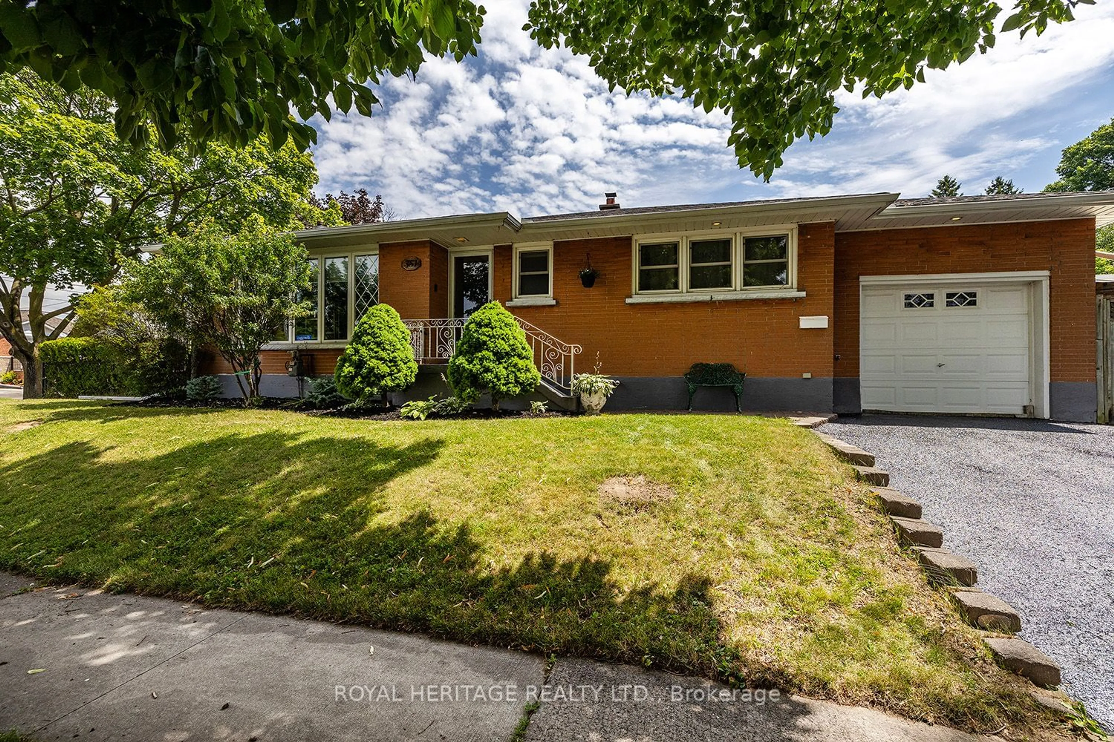 Frontside or backside of a home for 351 Baldwin St, Oshawa Ontario L1H 6H7