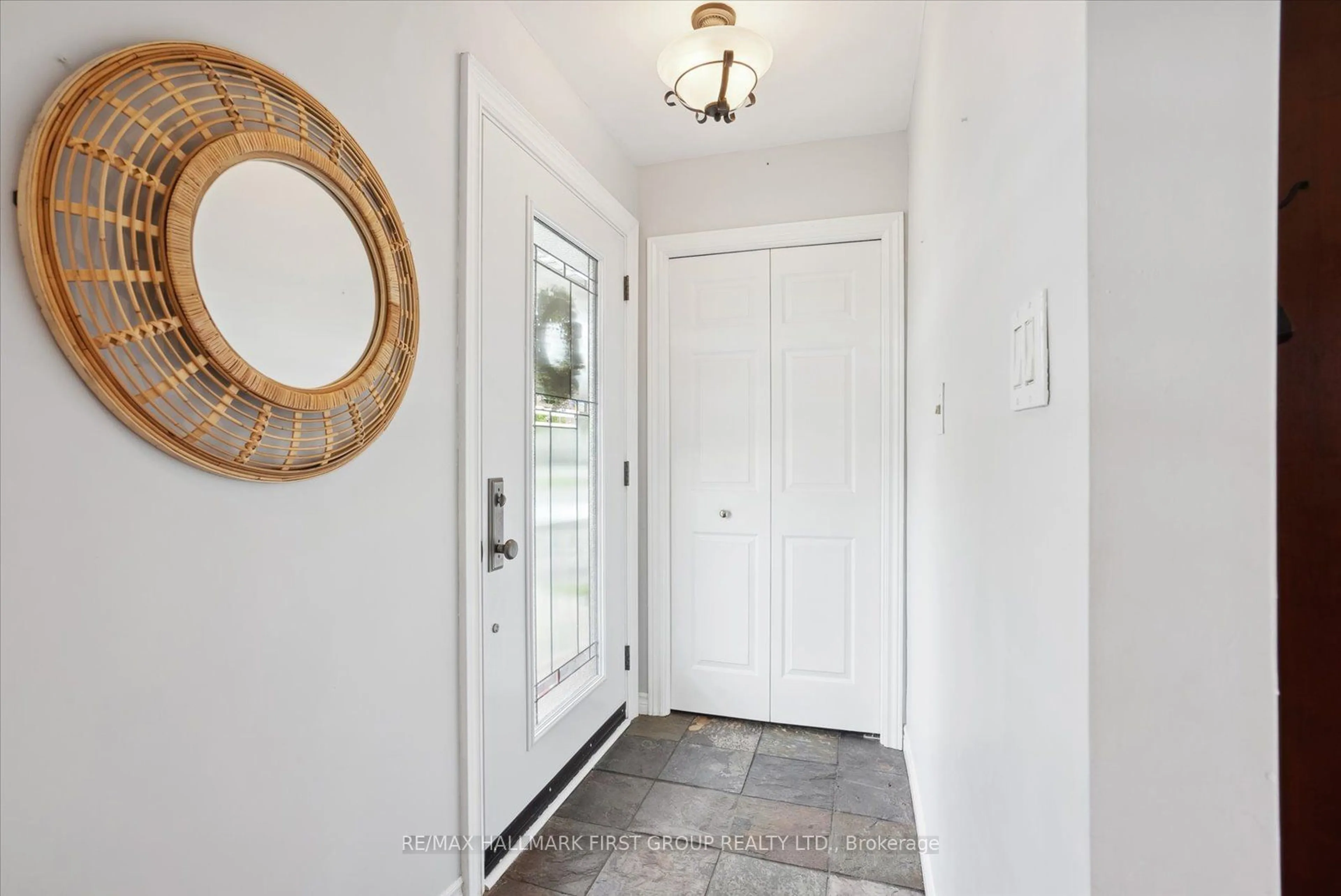 Indoor entryway for 1283 Old Orchard Ave, Pickering Ontario L1W 1G1