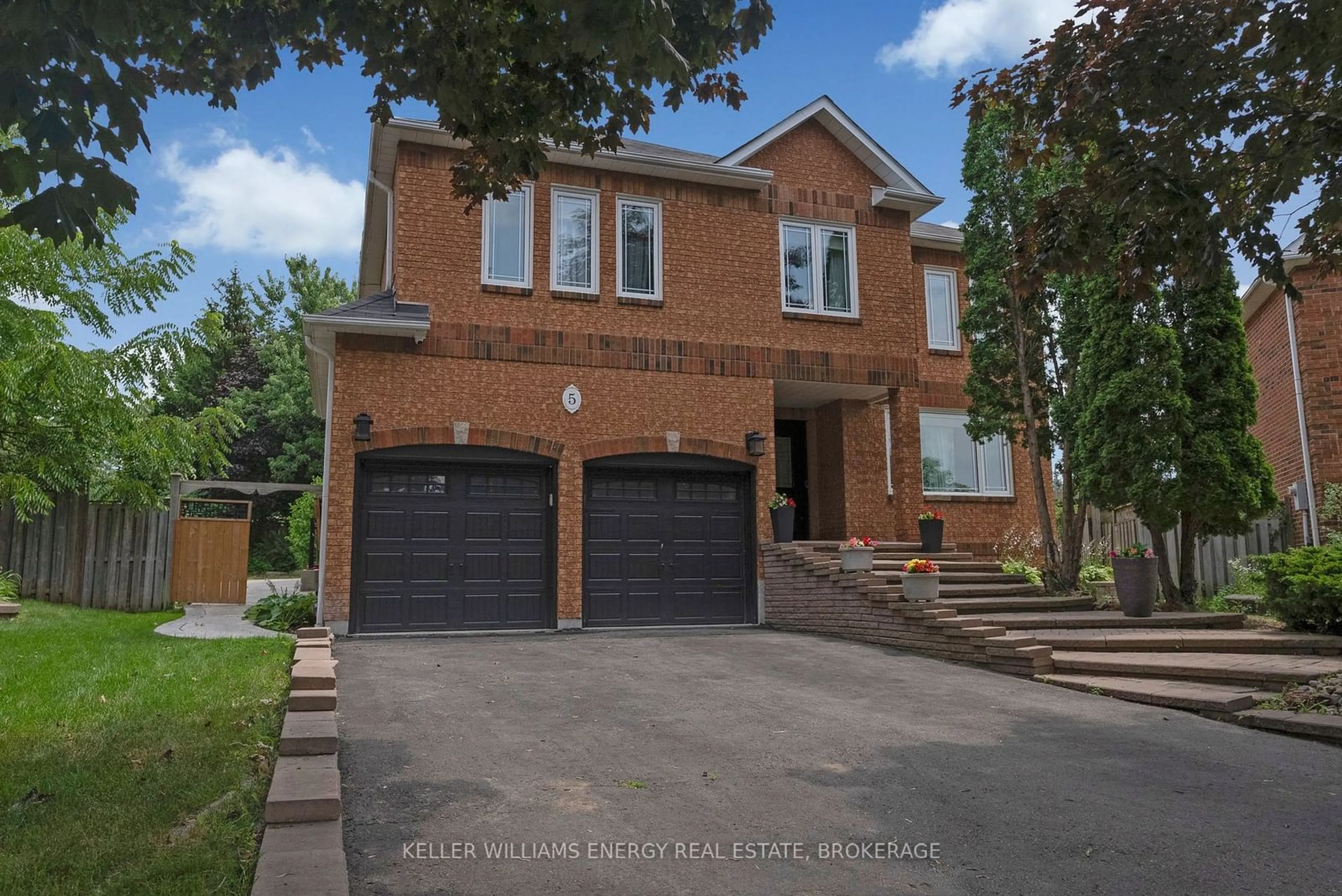 Home with brick exterior material for 5 Nurse Crt, Whitby Ontario L1R 2H8