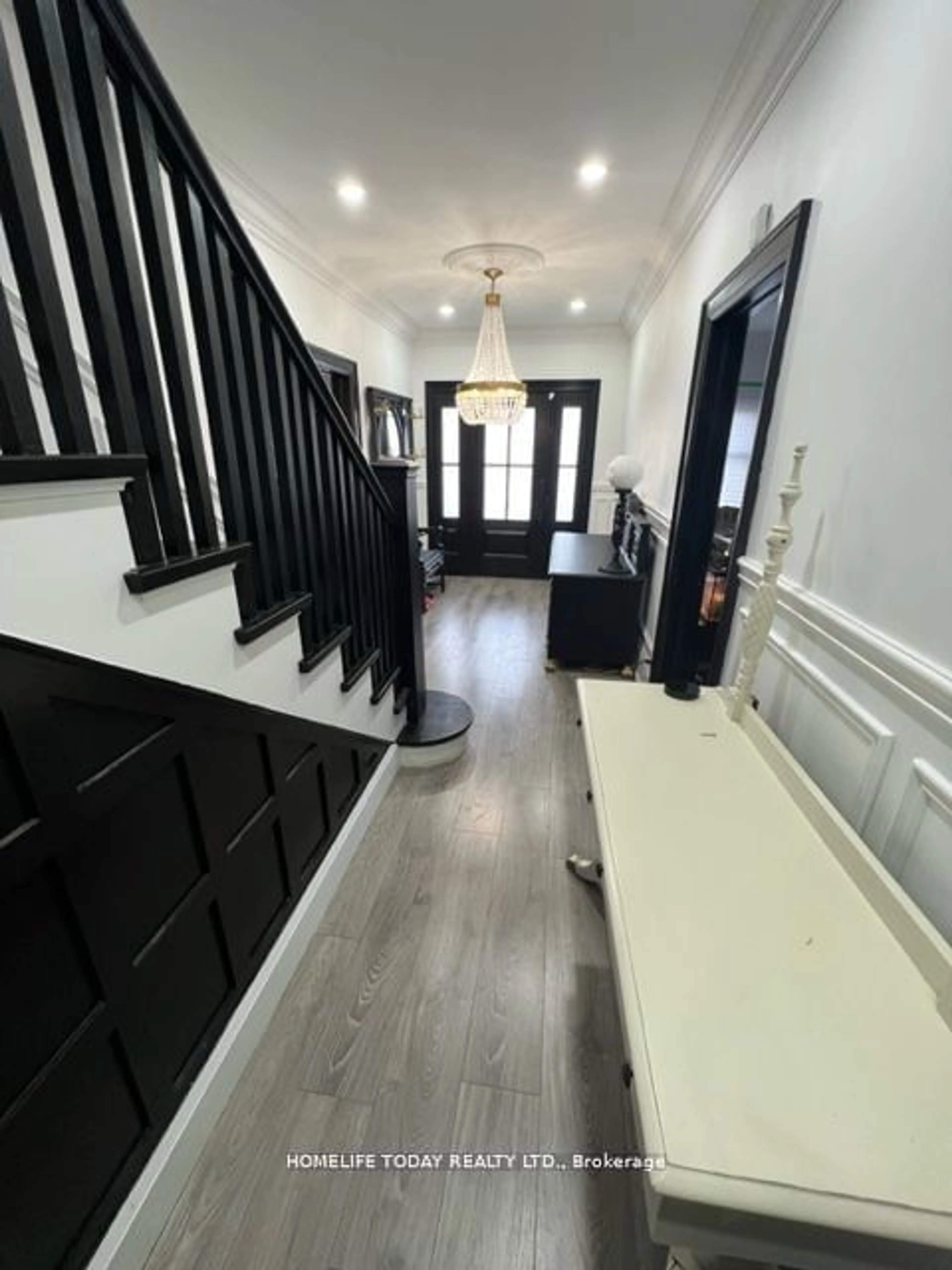 Indoor entryway for 512 Simcoe St, Oshawa Ontario L1G 4T9