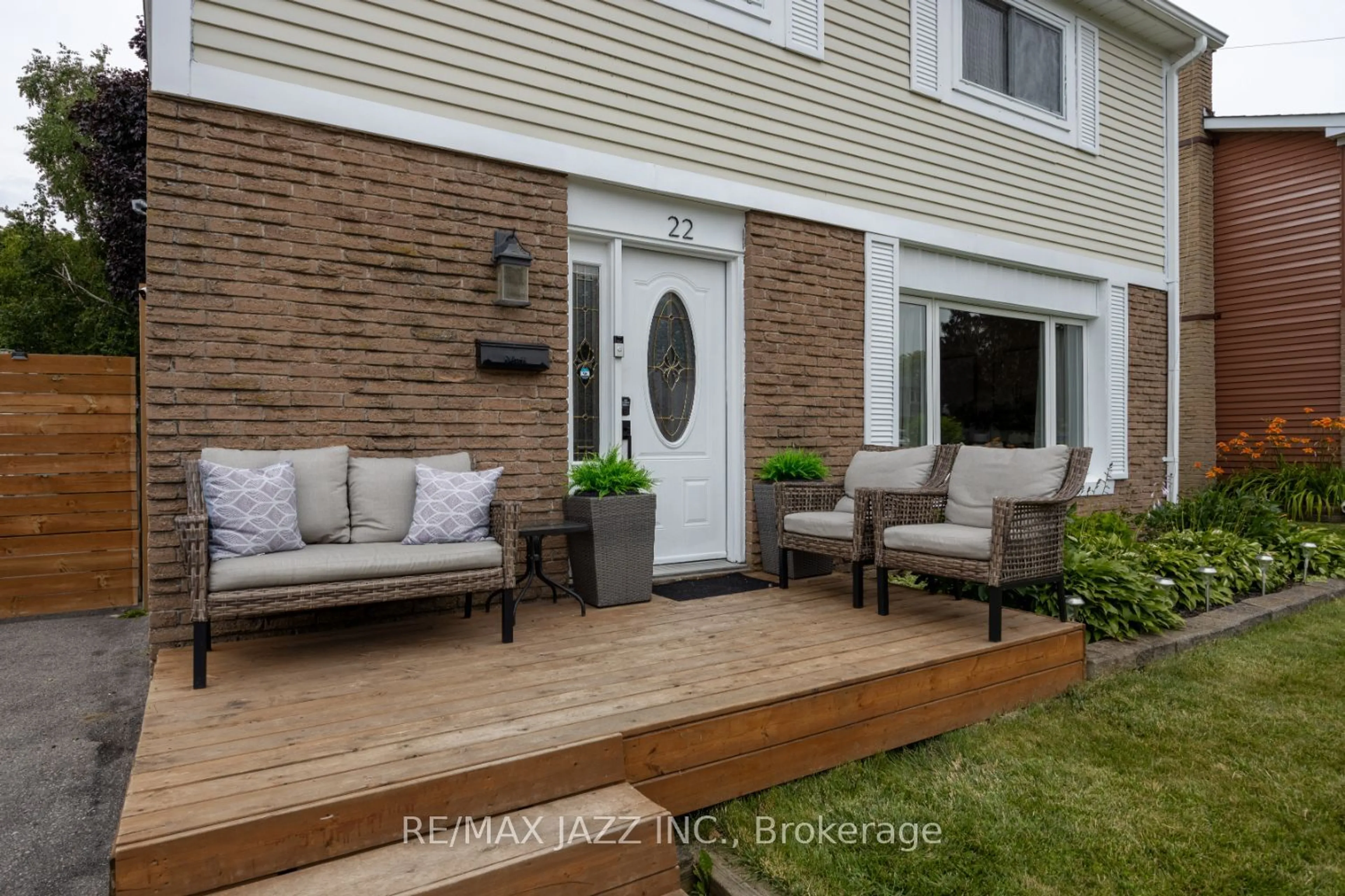 Patio for 22 Roser Cres, Clarington Ontario L1C 3N6