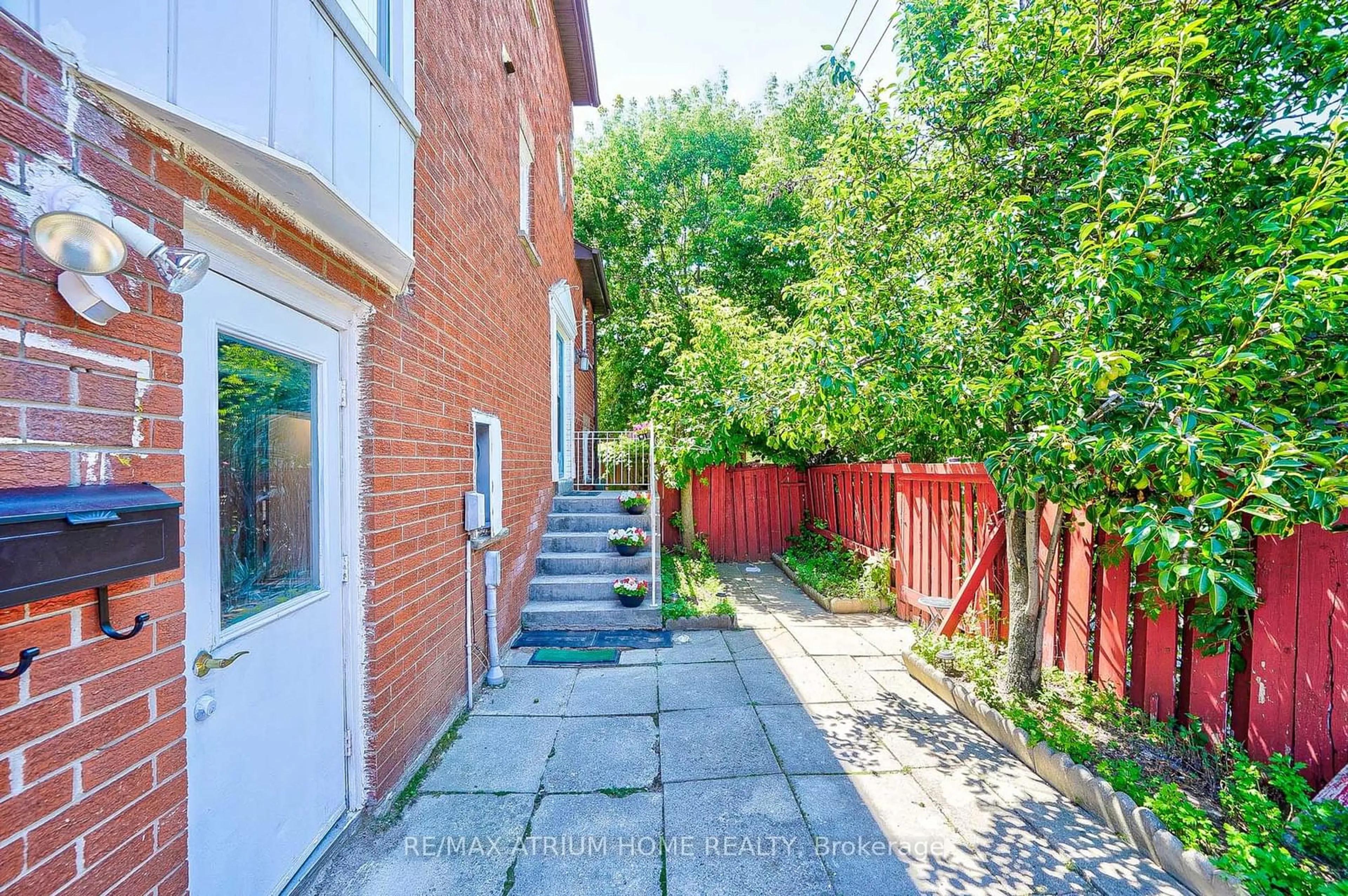 Patio for 80 Massie St, Toronto Ontario M1S 4R1