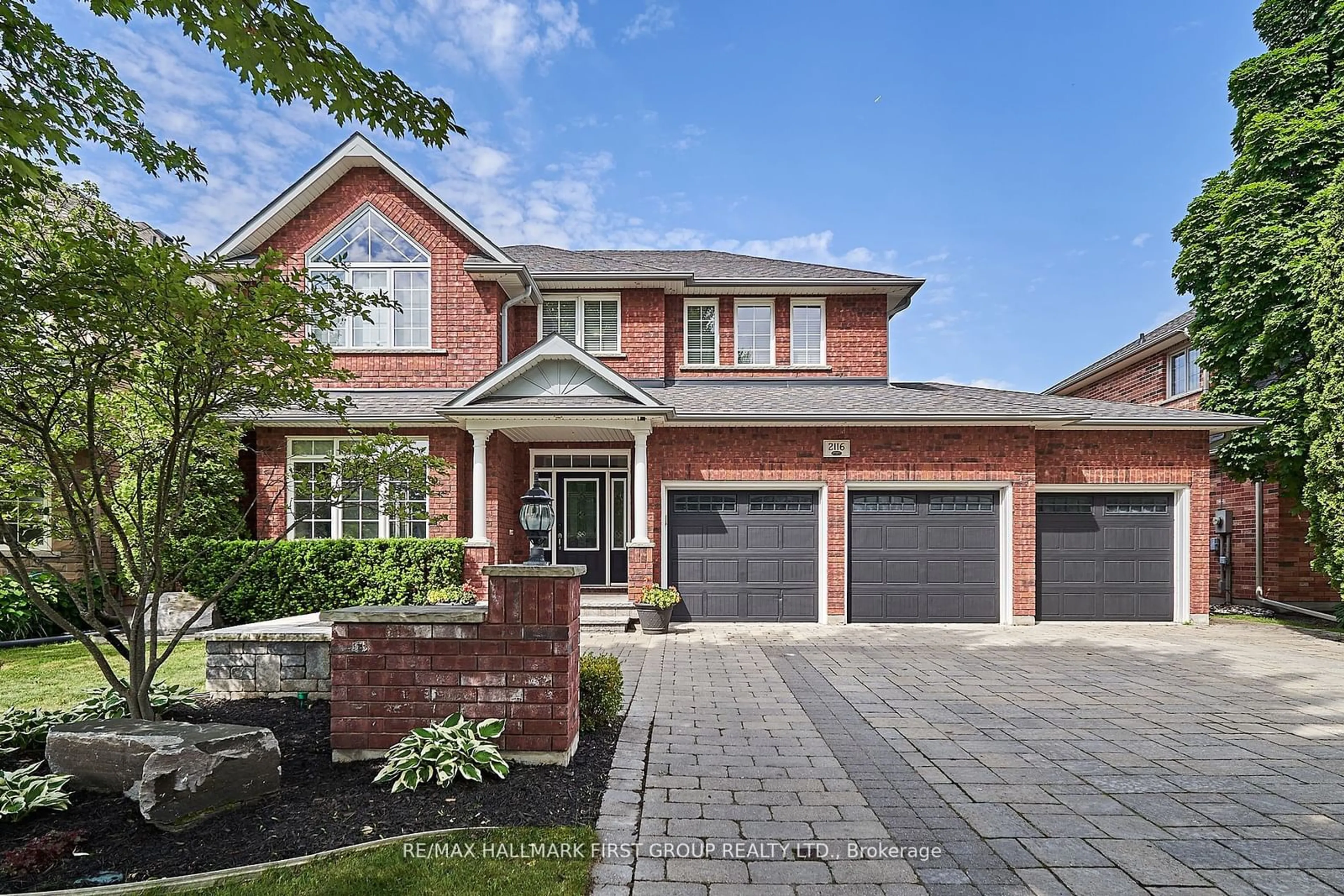 Home with brick exterior material for 2116 Avalon Crt, Oshawa Ontario L1L 0B2