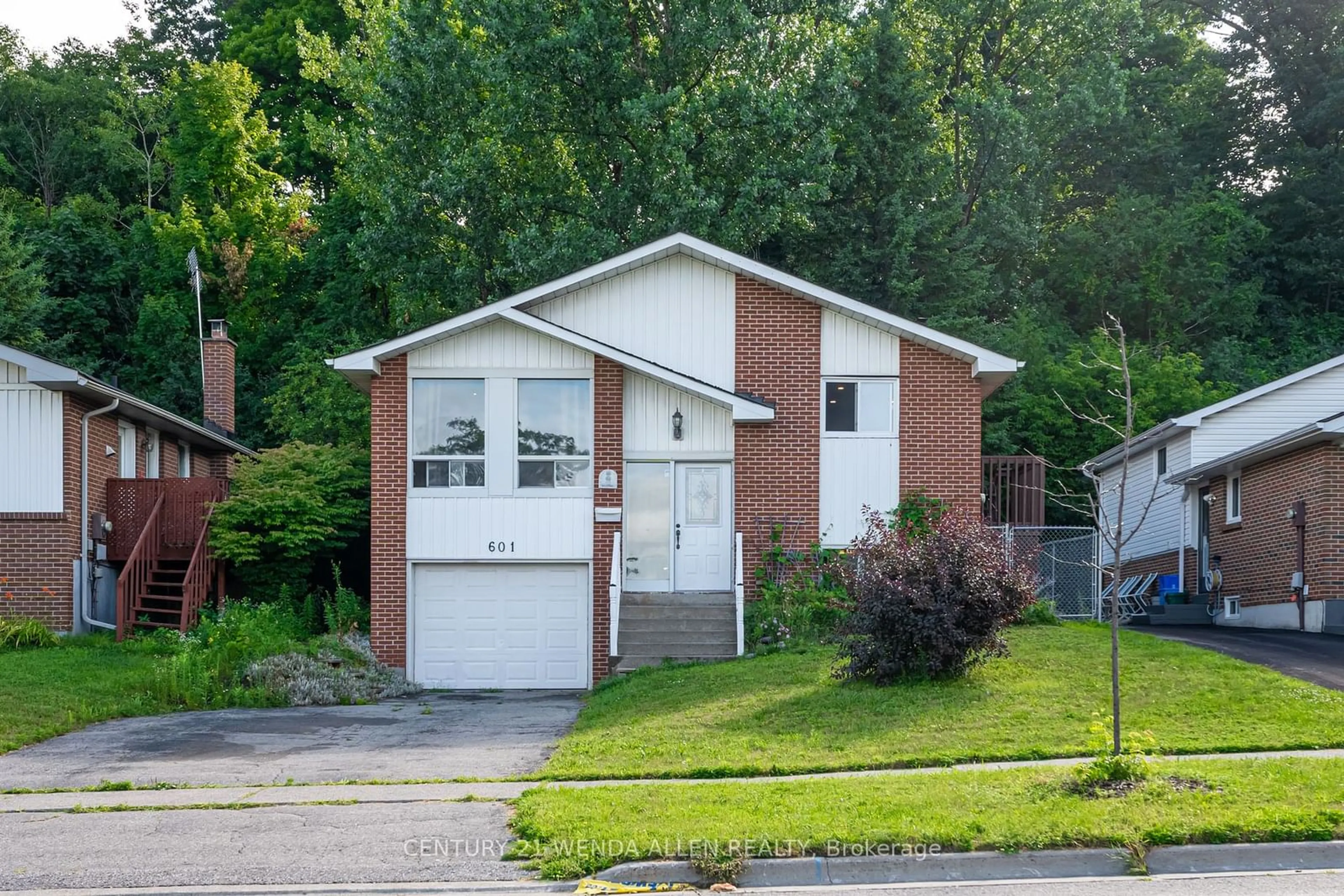 Frontside or backside of a home for 601 Grandview St, Oshawa Ontario L1H 7T5