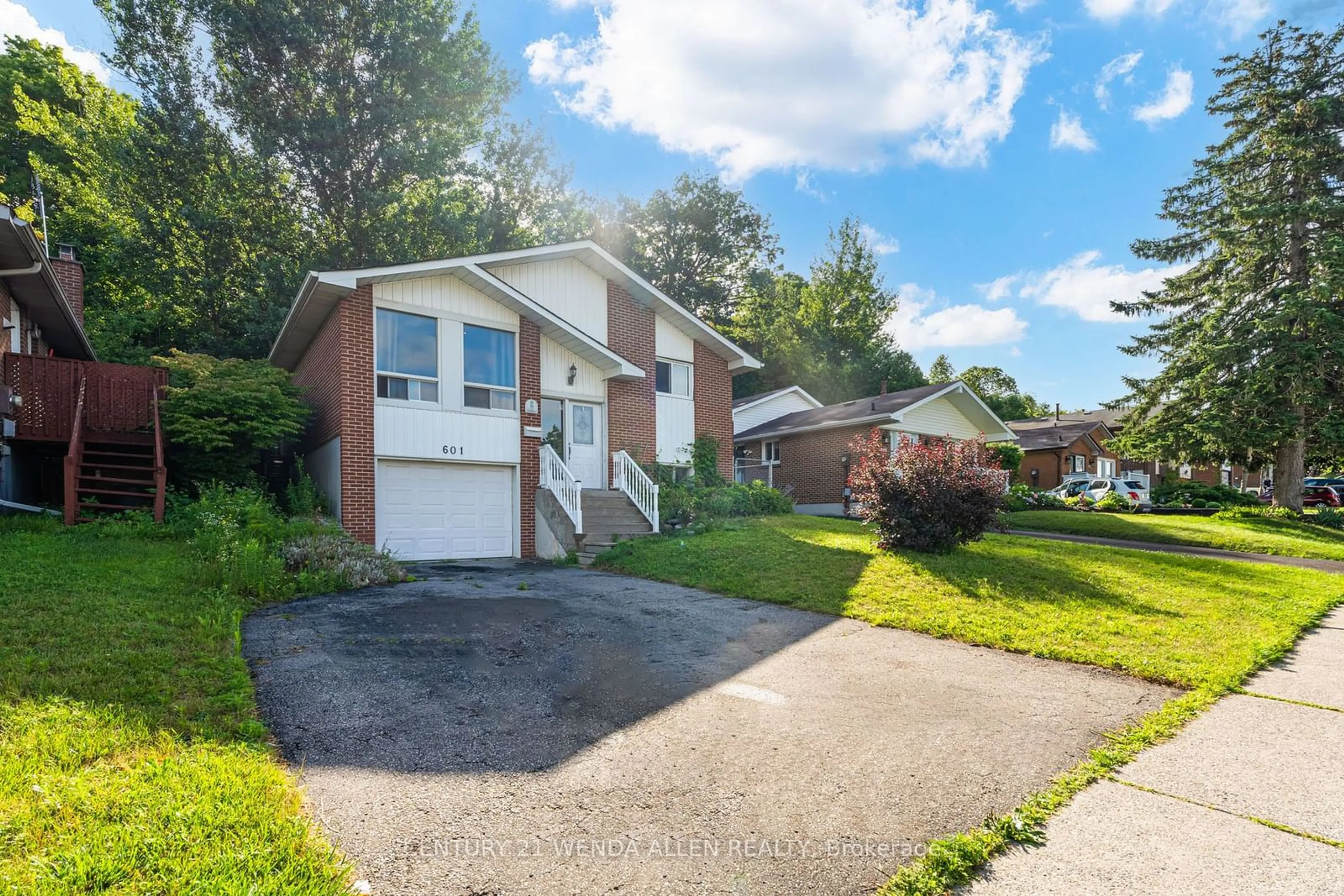 Frontside or backside of a home for 601 Grandview St, Oshawa Ontario L1H 7T5