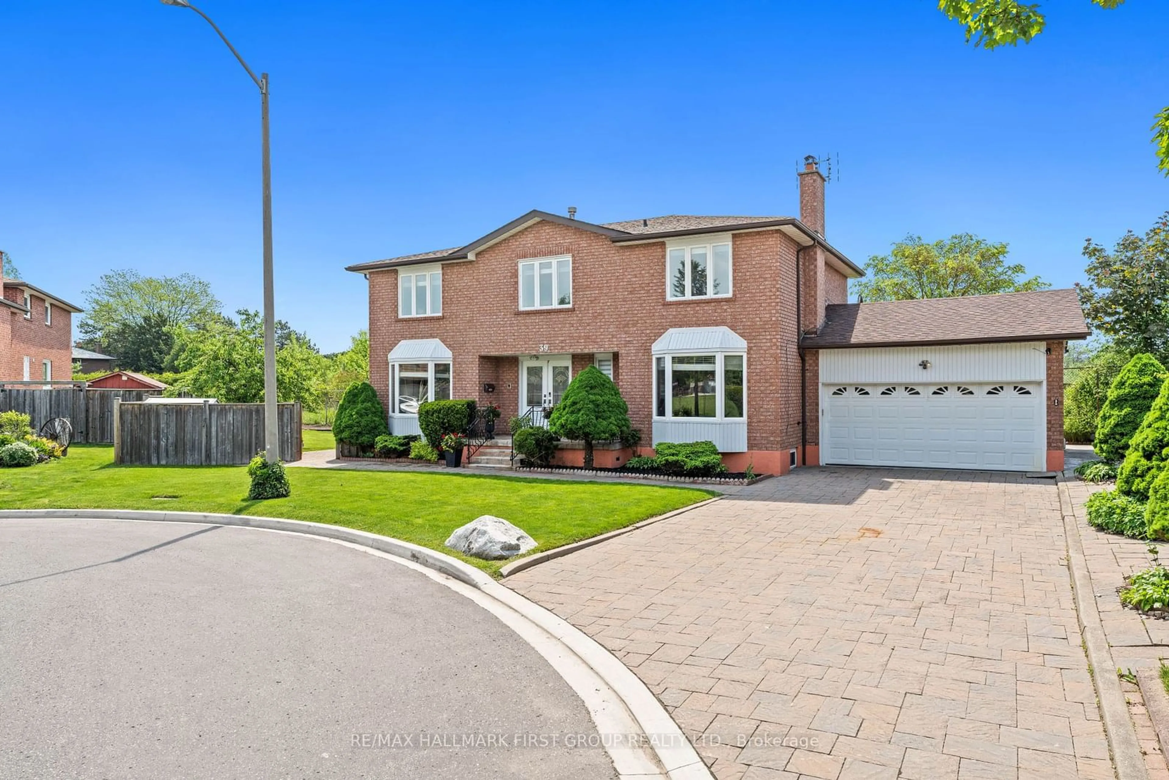 Home with brick exterior material for 39 Lord Sydenham Crt, Toronto Ontario M1W 3S4