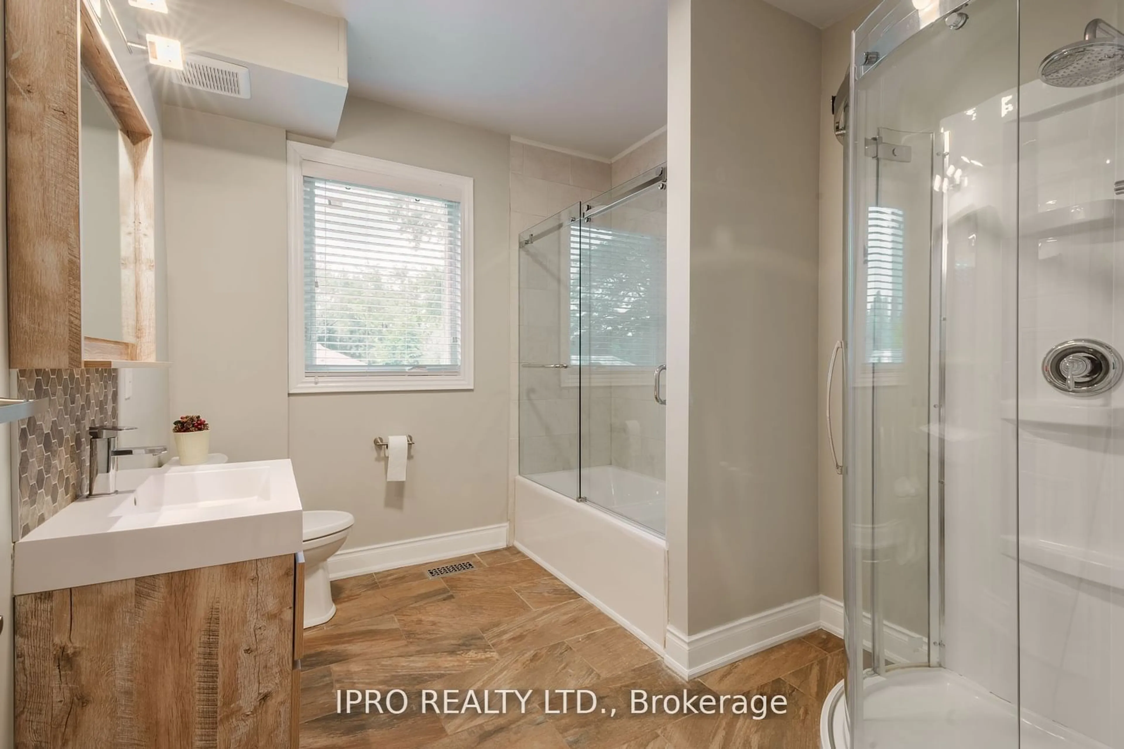 Bathroom for 28 Innisdale Dr, Toronto Ontario M1R 1C3