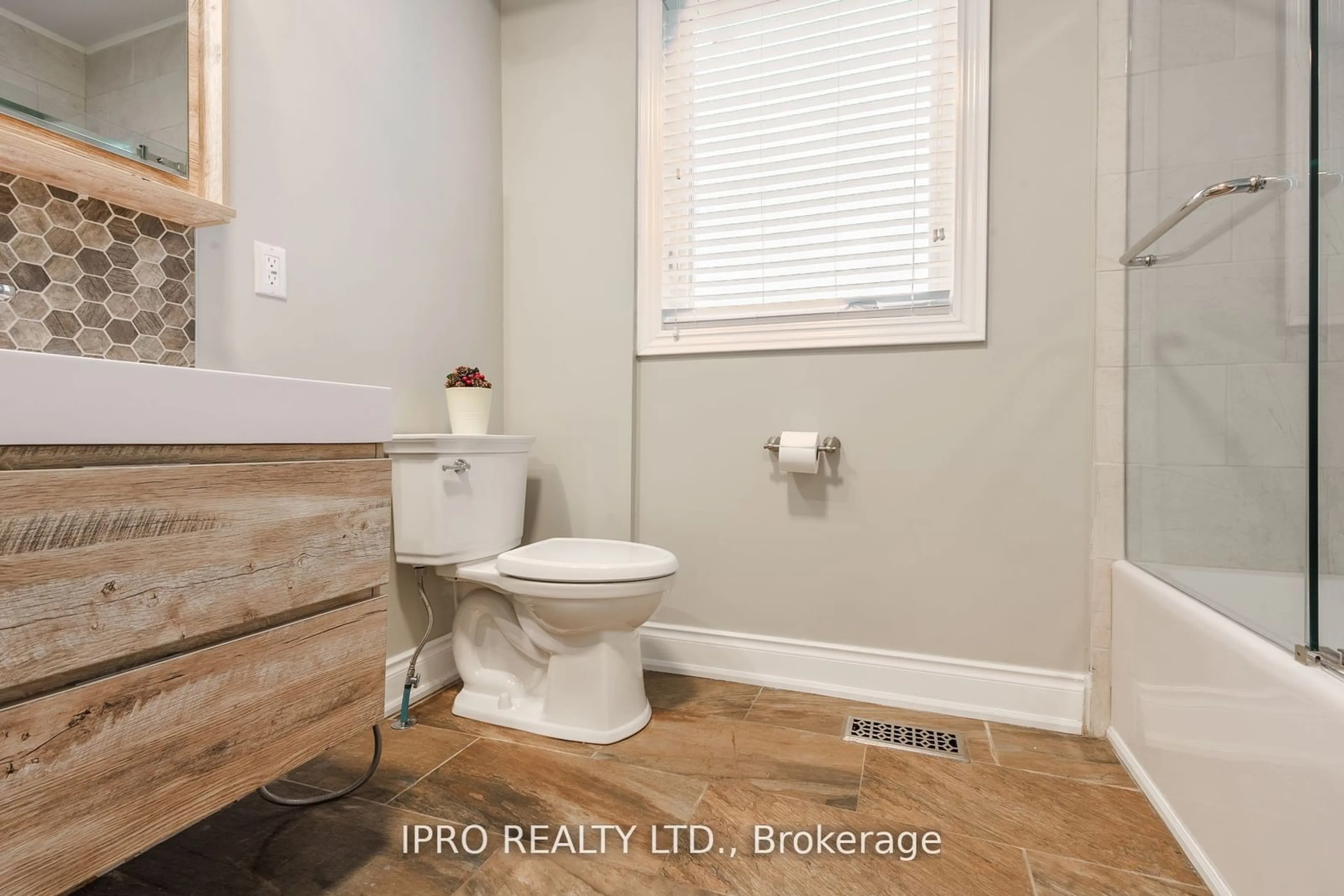 Bathroom for 28 Innisdale Dr, Toronto Ontario M1R 1C3