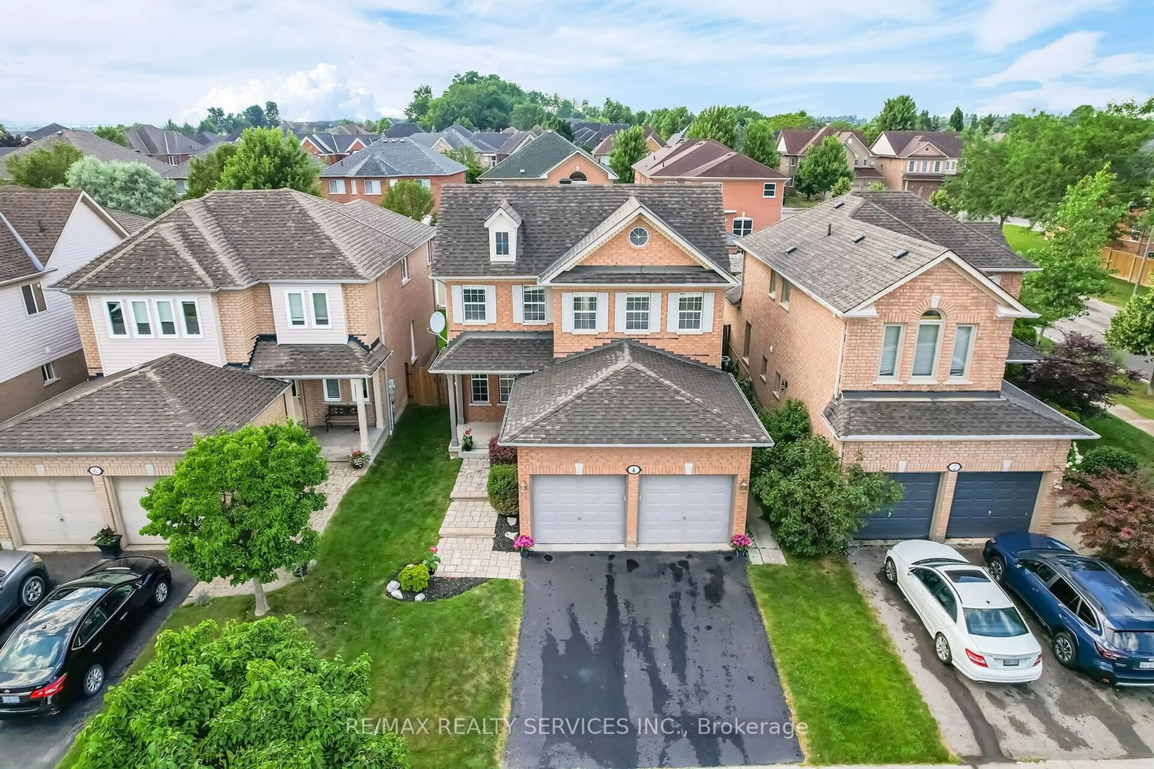 Frontside or backside of a home for 4 Merchants Ave, Whitby Ontario L1P 1S1