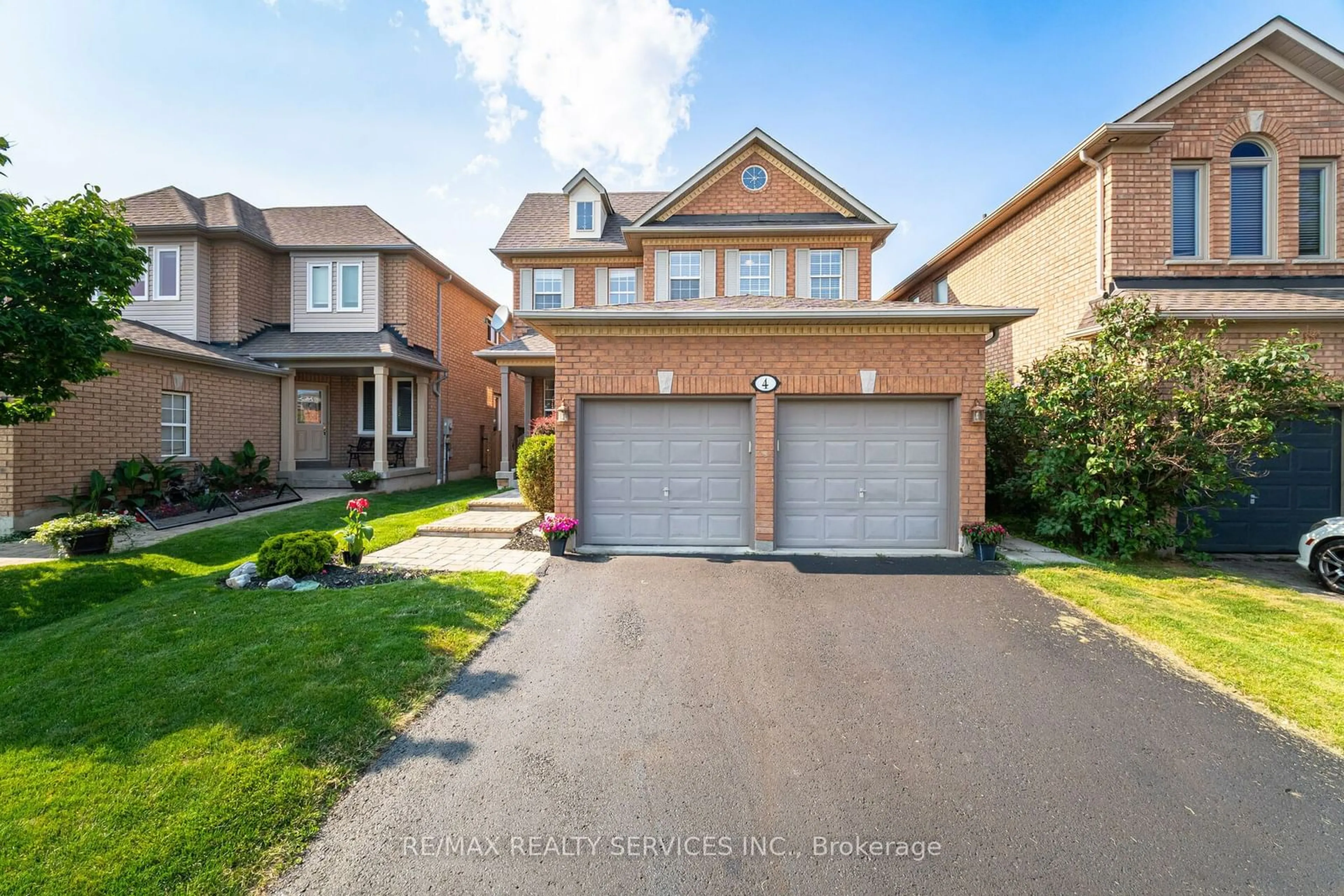 Frontside or backside of a home for 4 Merchants Ave, Whitby Ontario L1P 1S1