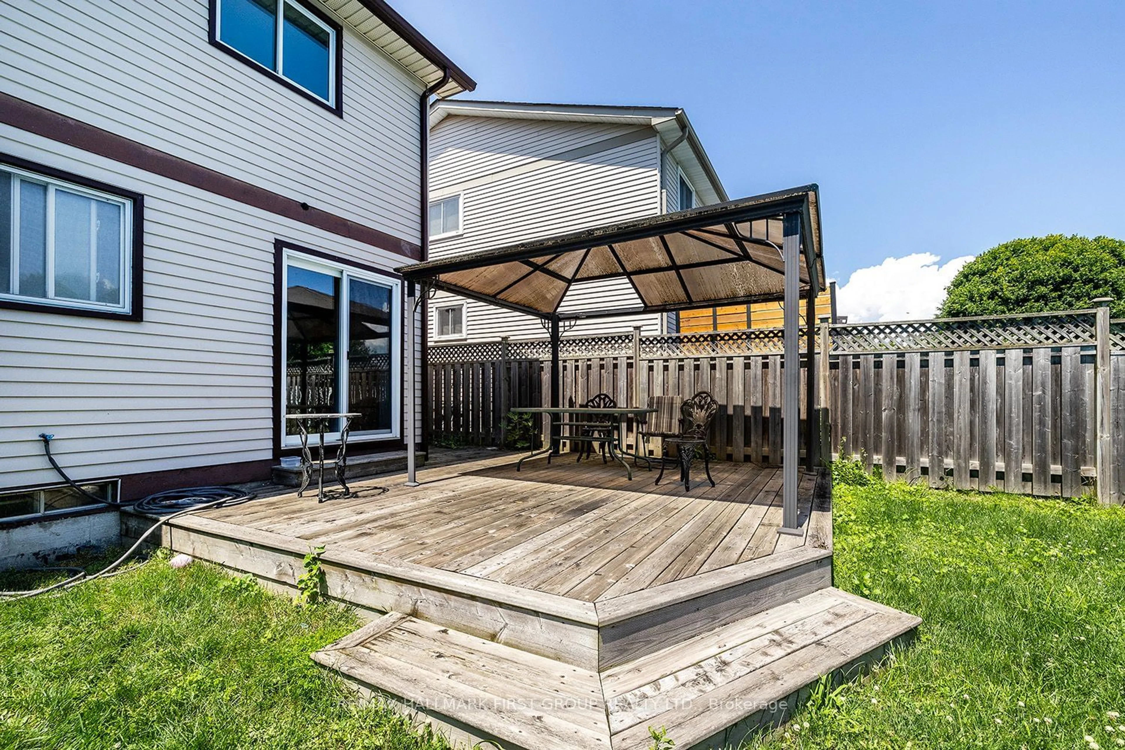 Patio for 277 Belfast Crt, Oshawa Ontario L1J 6K7