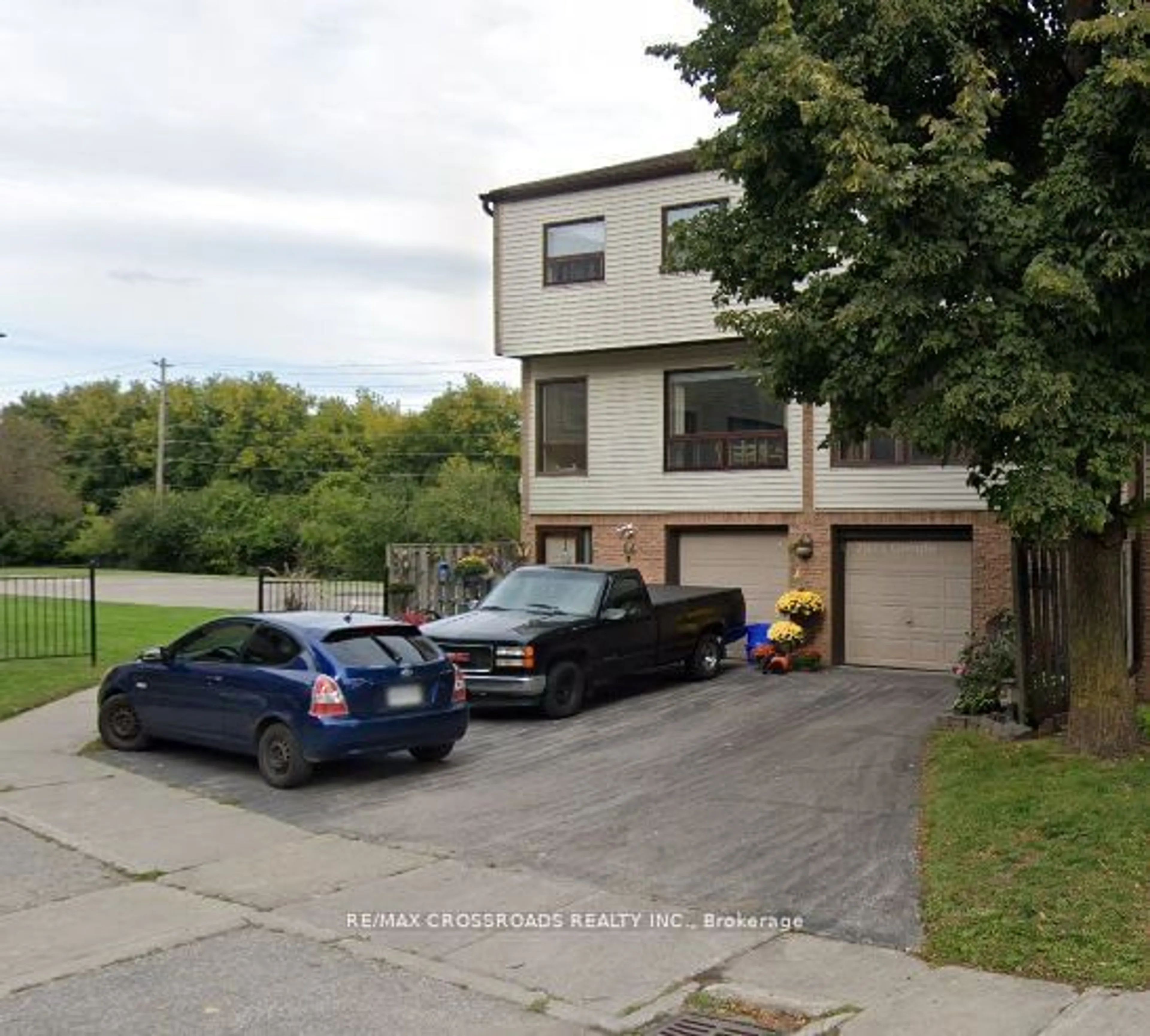Frontside or backside of a home for 64 Parklane Circ, Clarington Ontario L1C 3V9