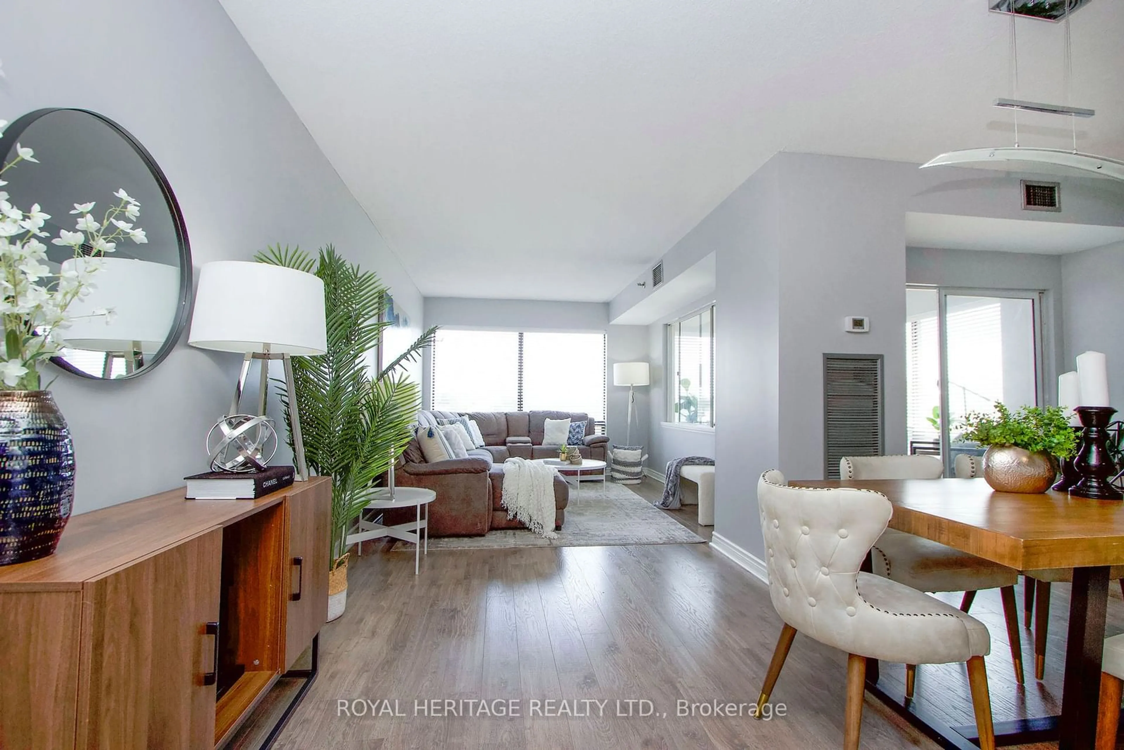 Living room for 5800 Sheppard Ave #413, Toronto Ontario M1B 5J7