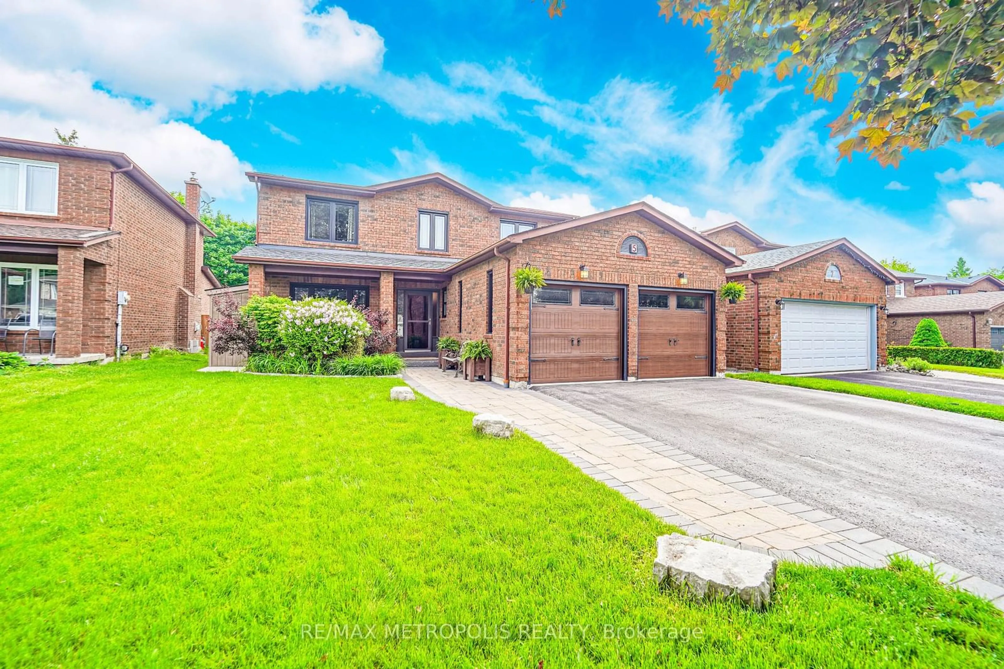Home with brick exterior material for 5 Broughton Crt, Whitby Ontario L1N 6Y8