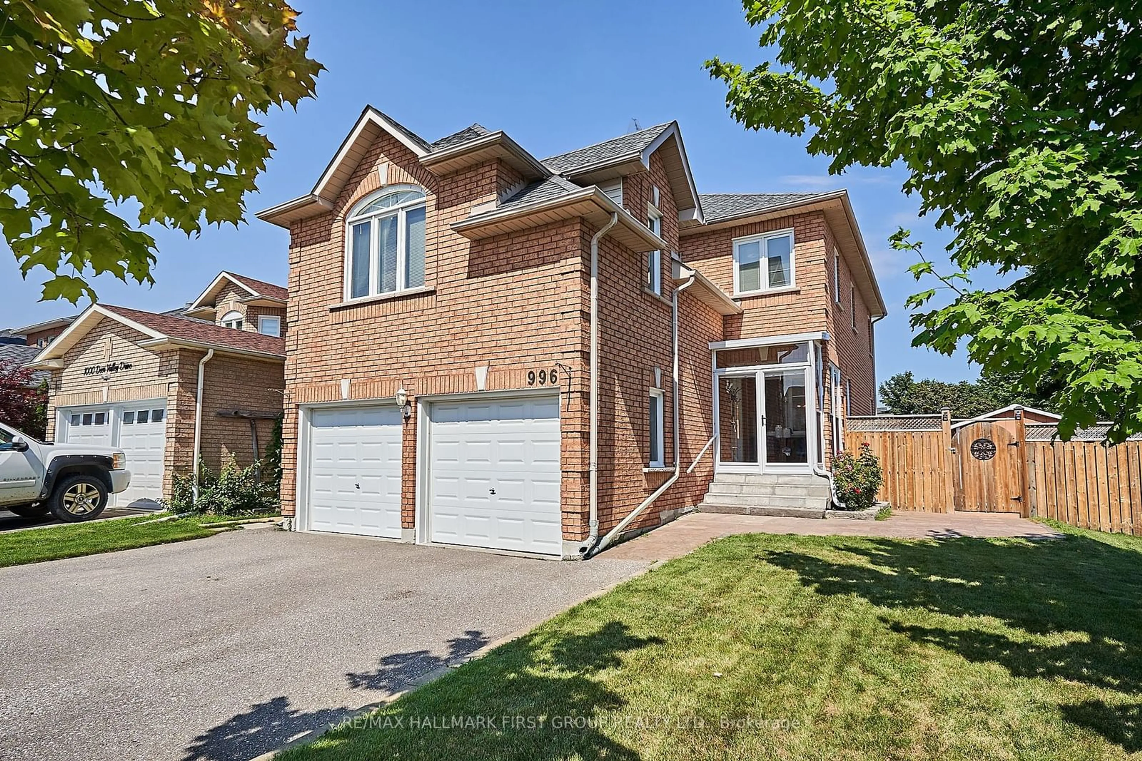 Home with brick exterior material for 996 Deer Valley Dr, Oshawa Ontario L1J 8N2