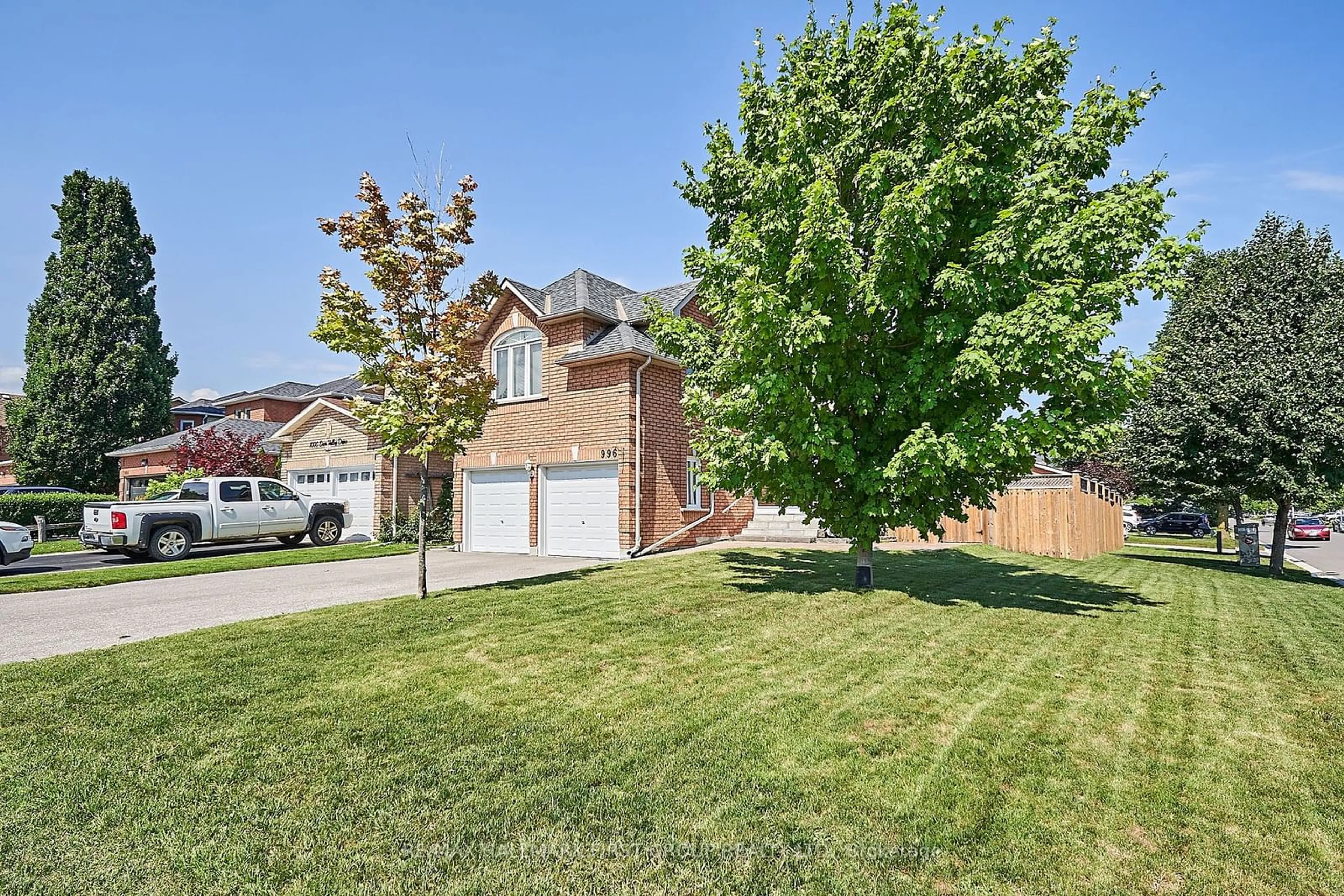 Frontside or backside of a home for 996 Deer Valley Dr, Oshawa Ontario L1J 8N2