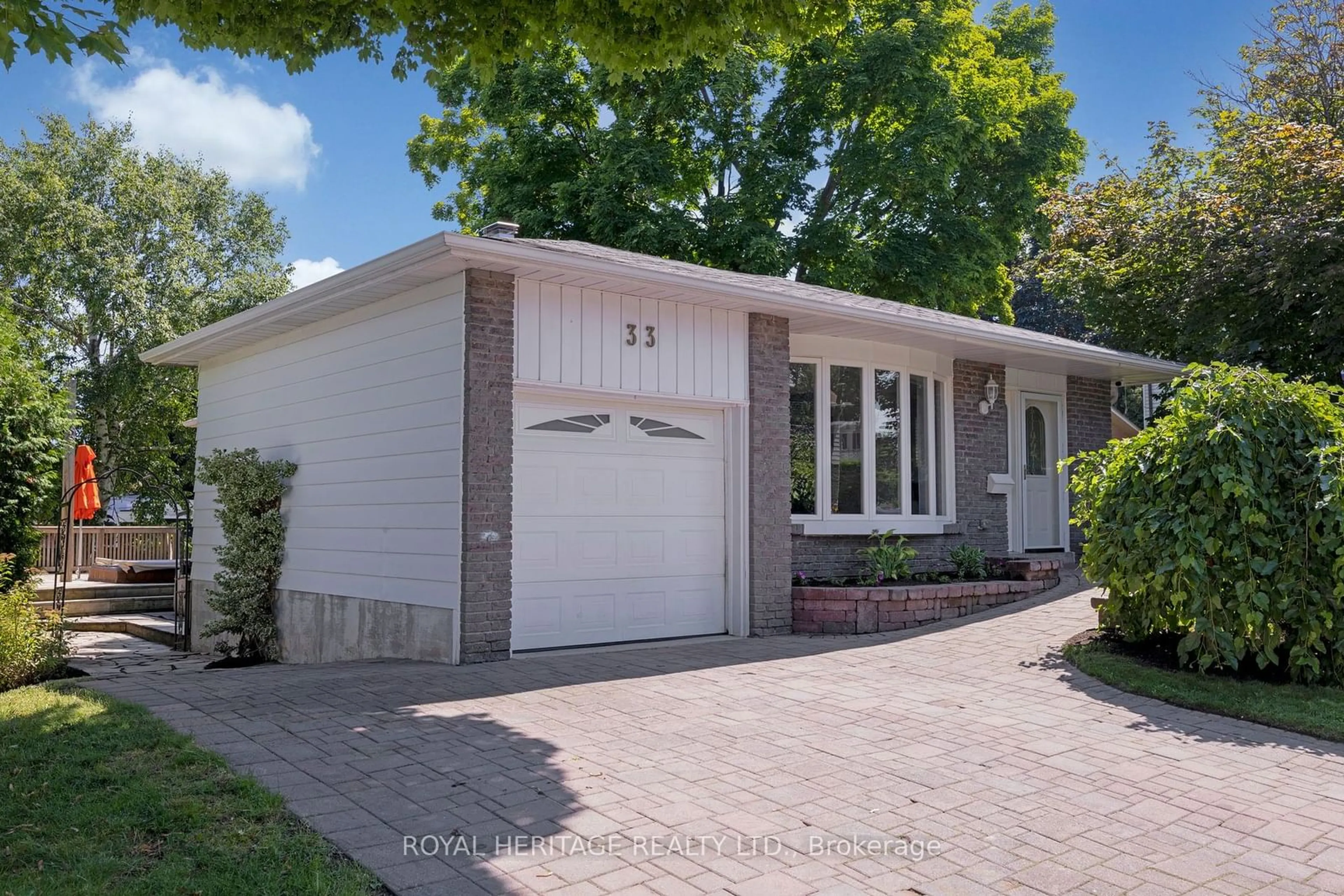 Home with brick exterior material for 33 Vanstone Crt, Clarington Ontario L1C 3V6