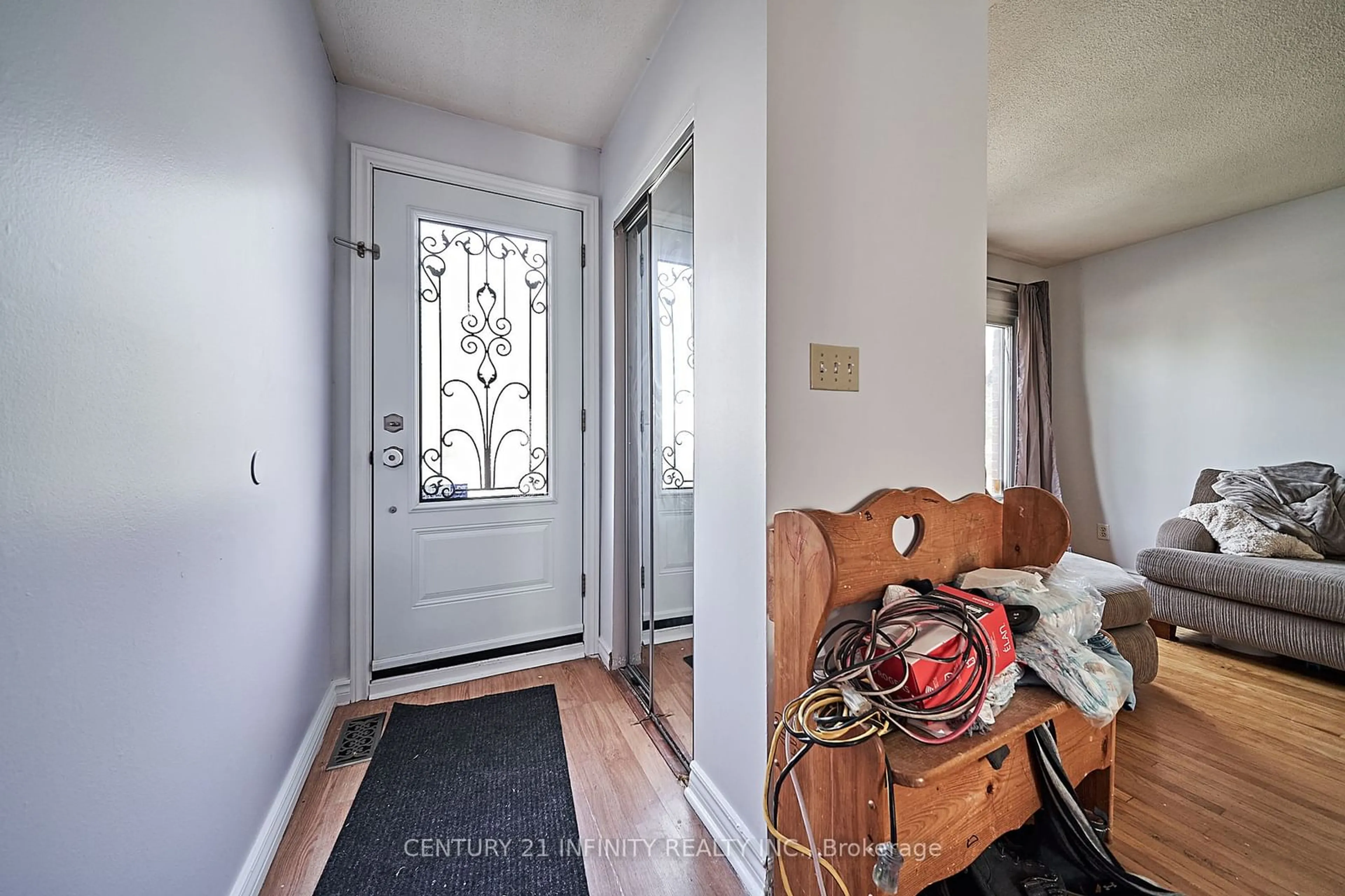 Indoor entryway for 616 Holland St, Oshawa Ontario L1H 6L1