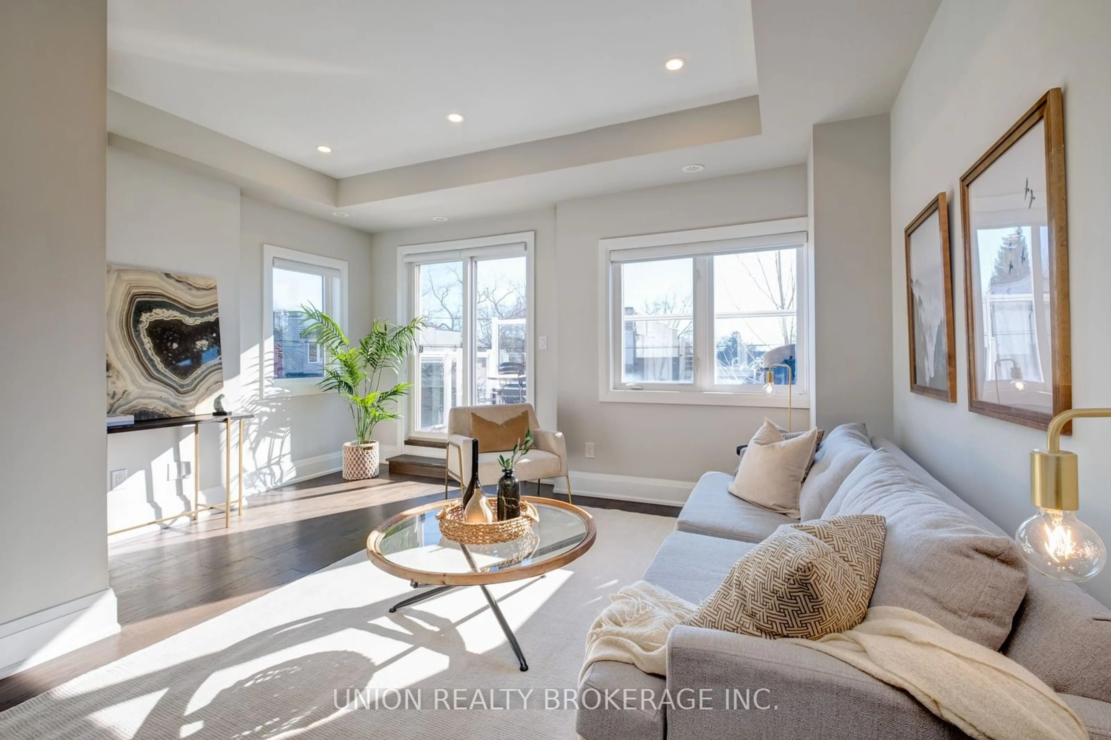 Living room for 1550C Kingston Rd, Toronto Ontario M1N 1R7