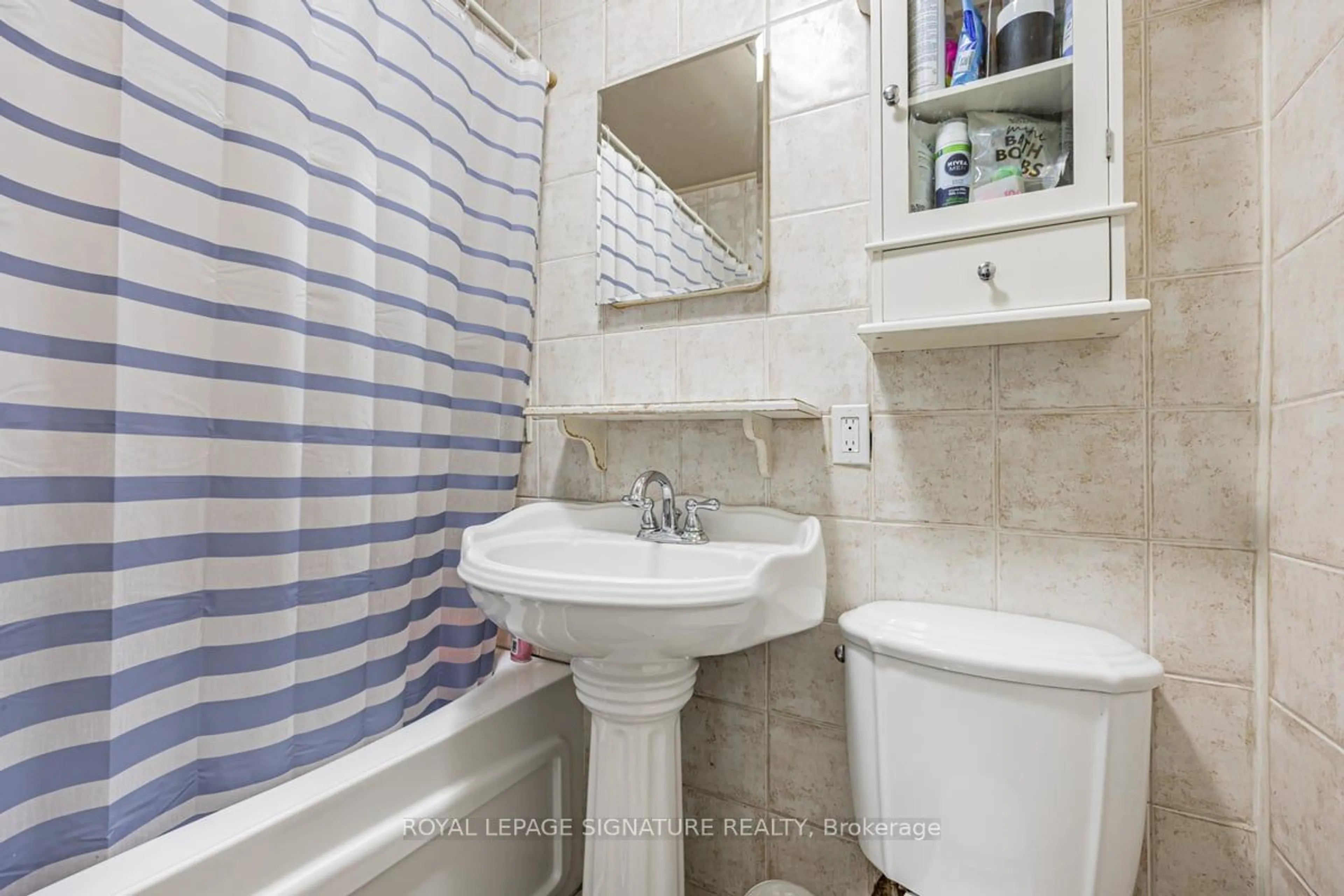 Bathroom for 5 Woodhouse Cres, Ajax Ontario L1S 2N5