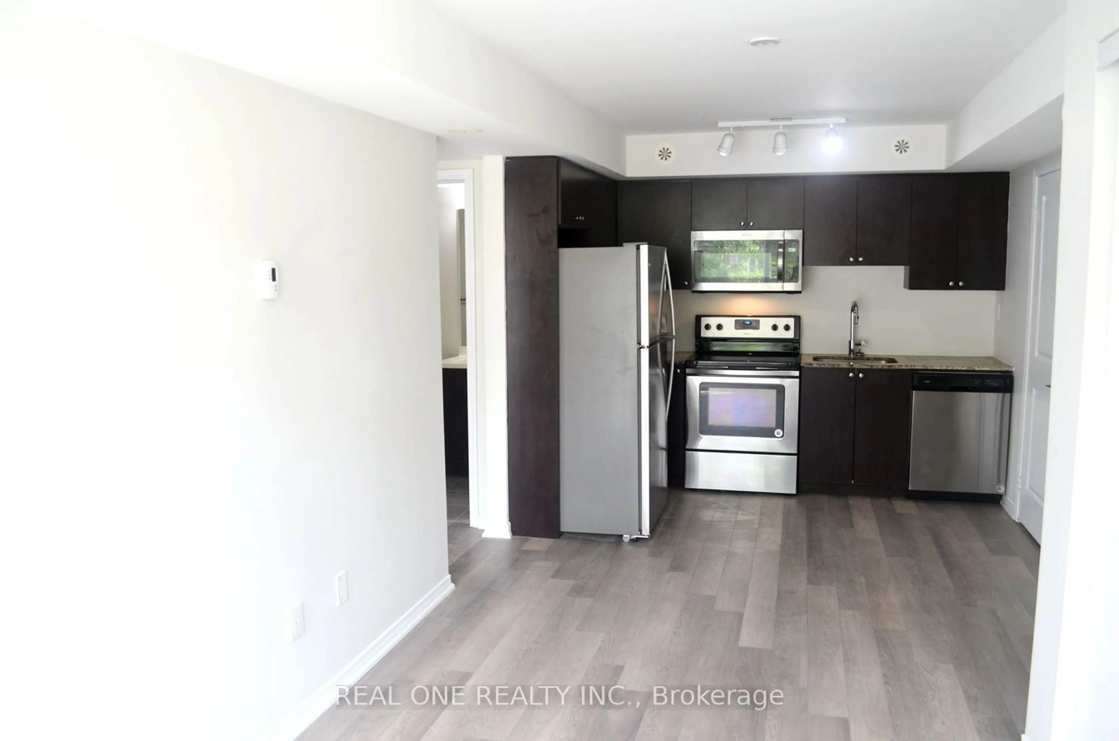 Standard kitchen for 1070 Progress Ave #202, Toronto Ontario M1B 0C5