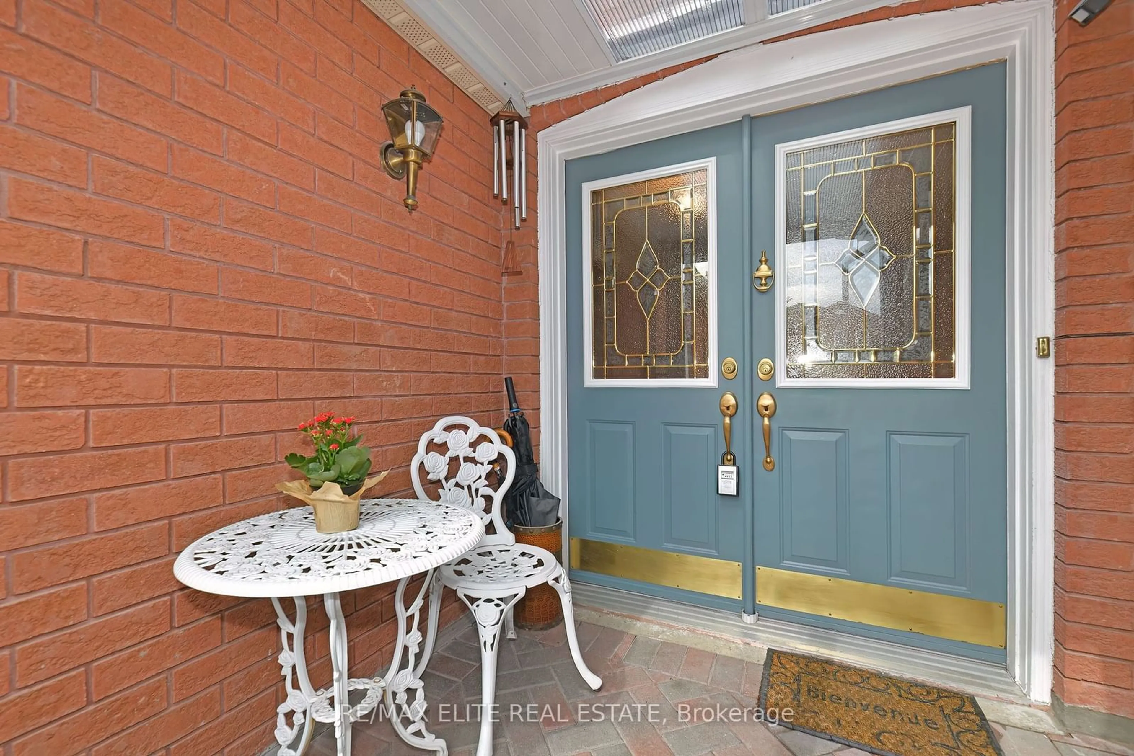 Indoor foyer for 5 Wigston Crt, Whitby Ontario L1R 2B9