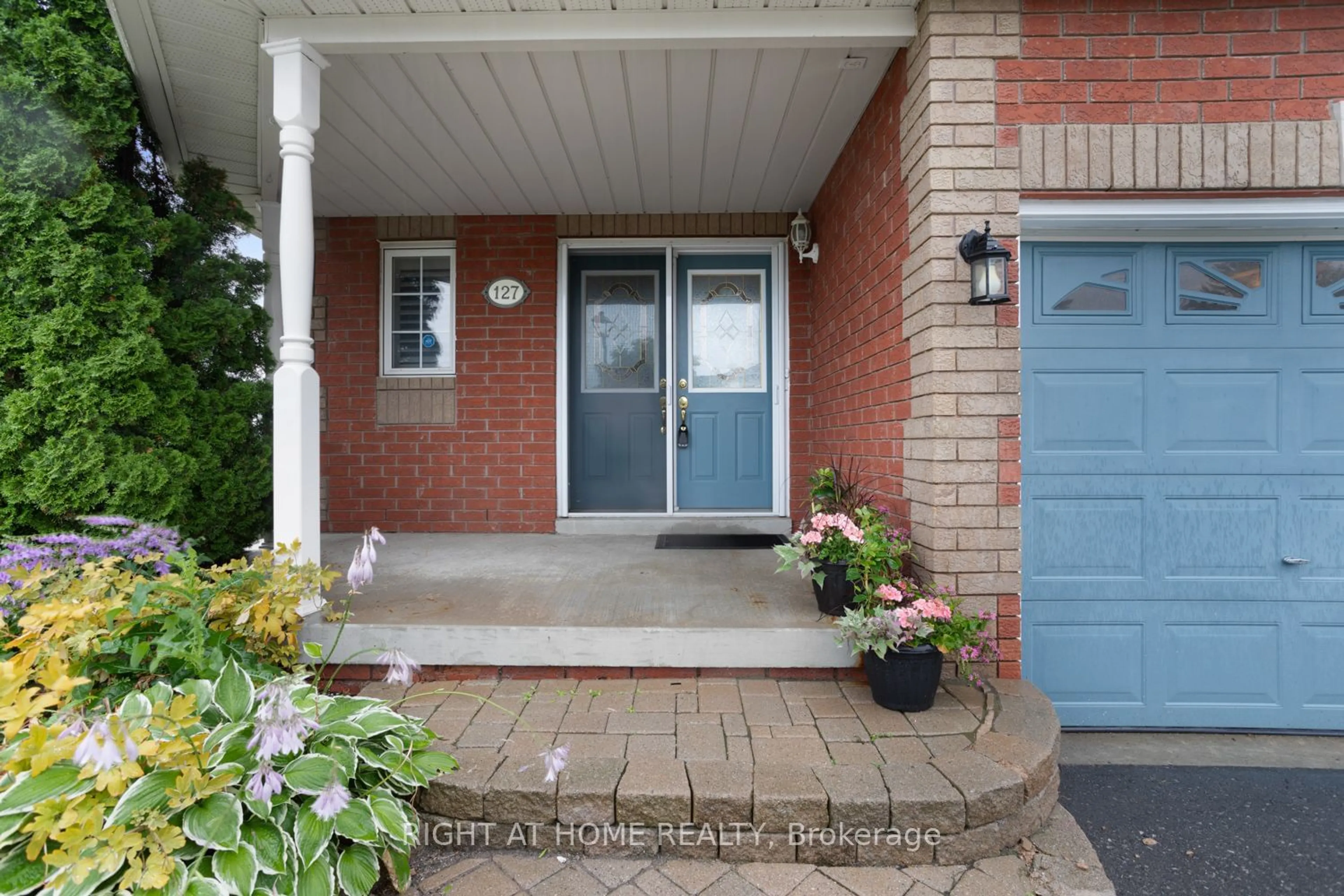 Indoor entryway for 127 Calwell Dr, Scugog Ontario L9L 1T8