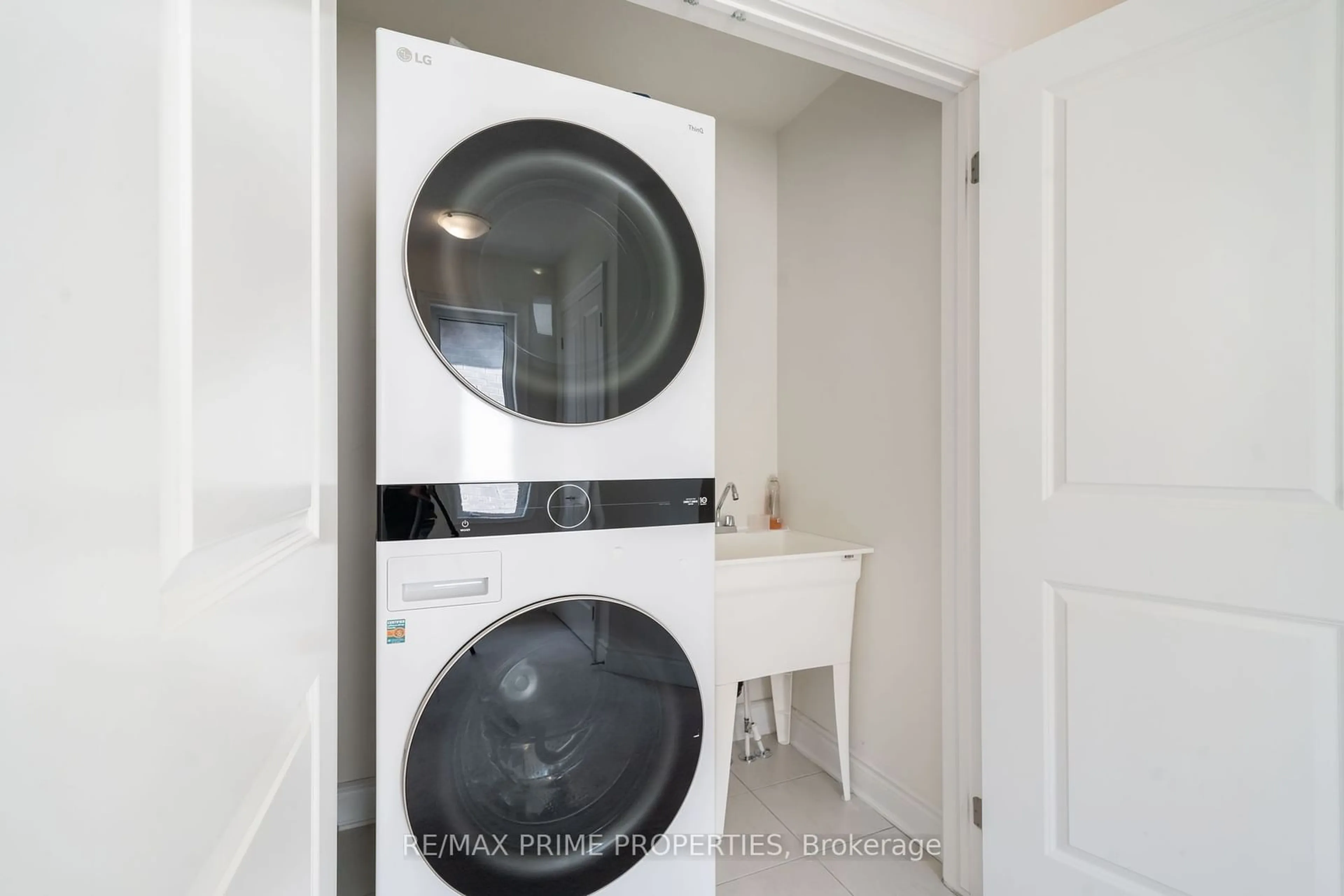 Laundry room for 3002 Hollyberry Tr, Pickering Ontario L1X 0N5