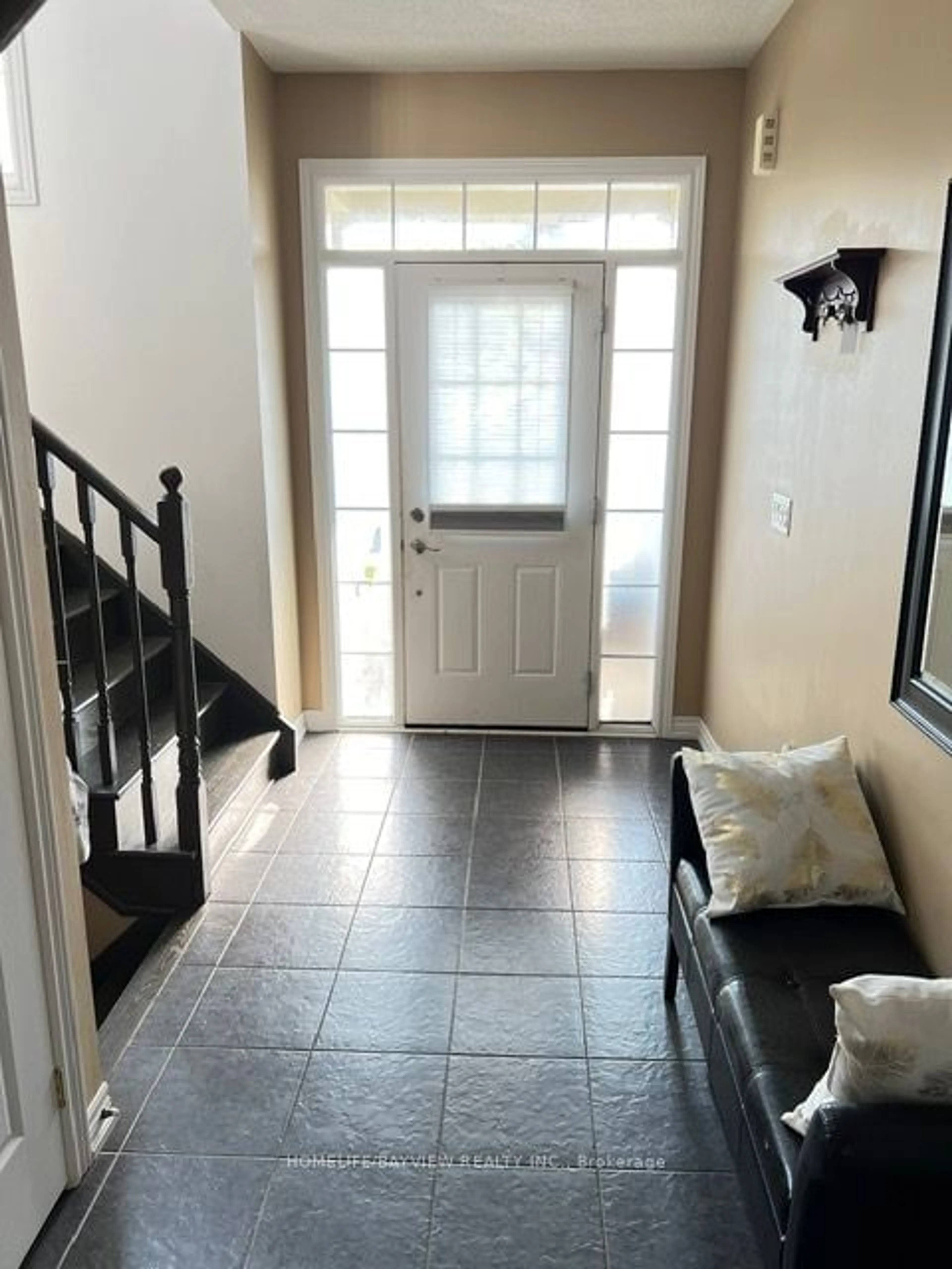 Indoor entryway for 7 McDonald Cres, Clarington Ontario L1B 0E2