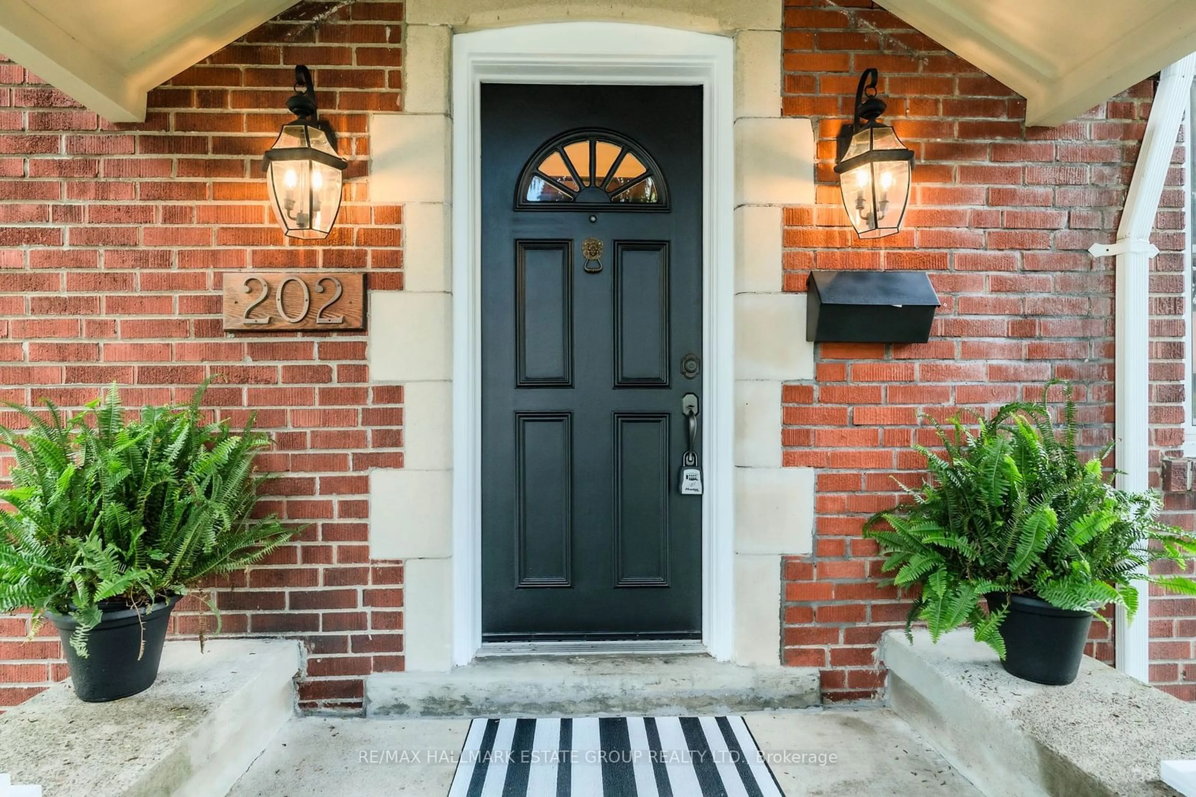 Indoor entryway for 202 Scarboro Cres, Toronto Ontario M1M 2J4