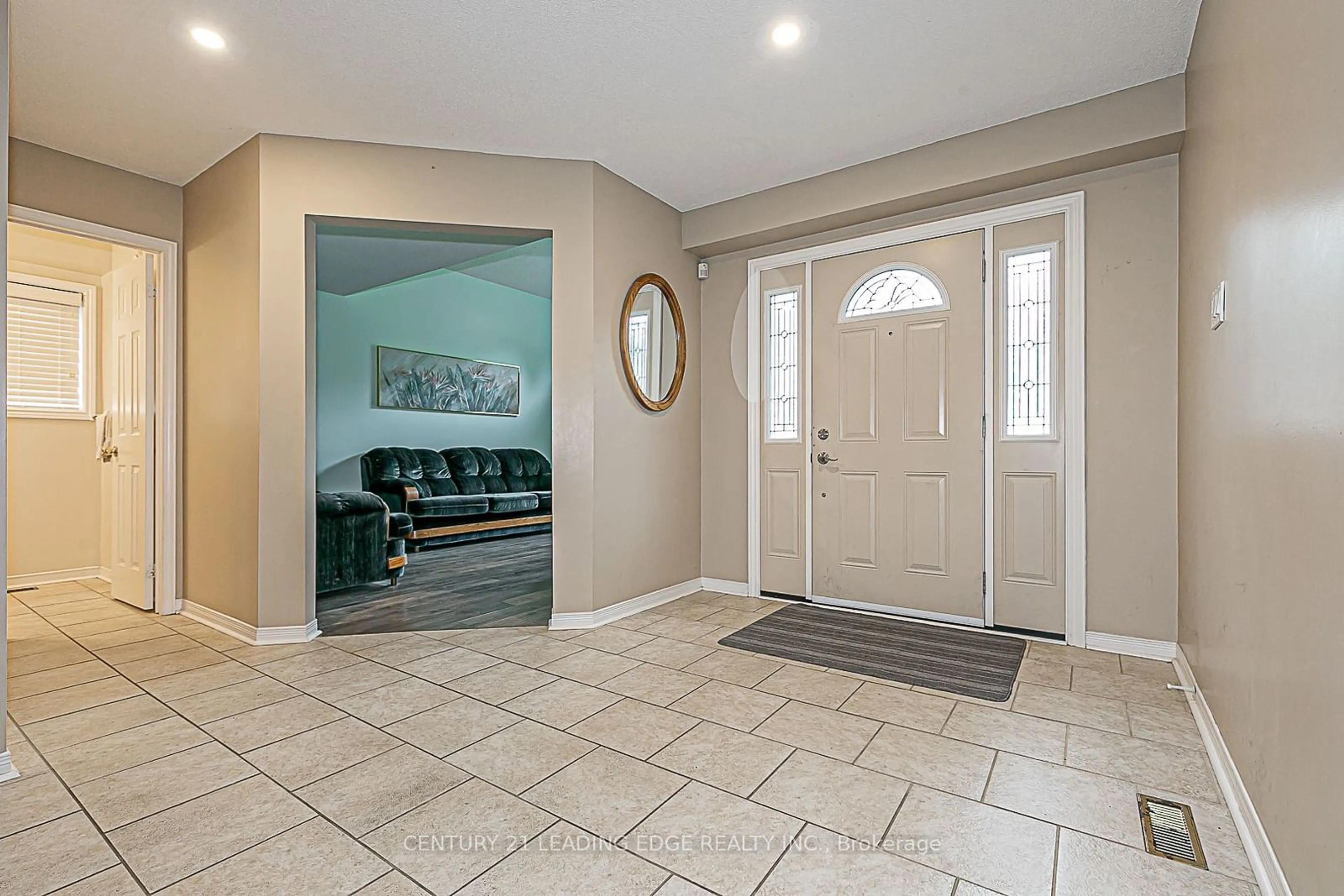 Indoor entryway for 933 Ridge Valley Dr, Oshawa Ontario L1K 2G4