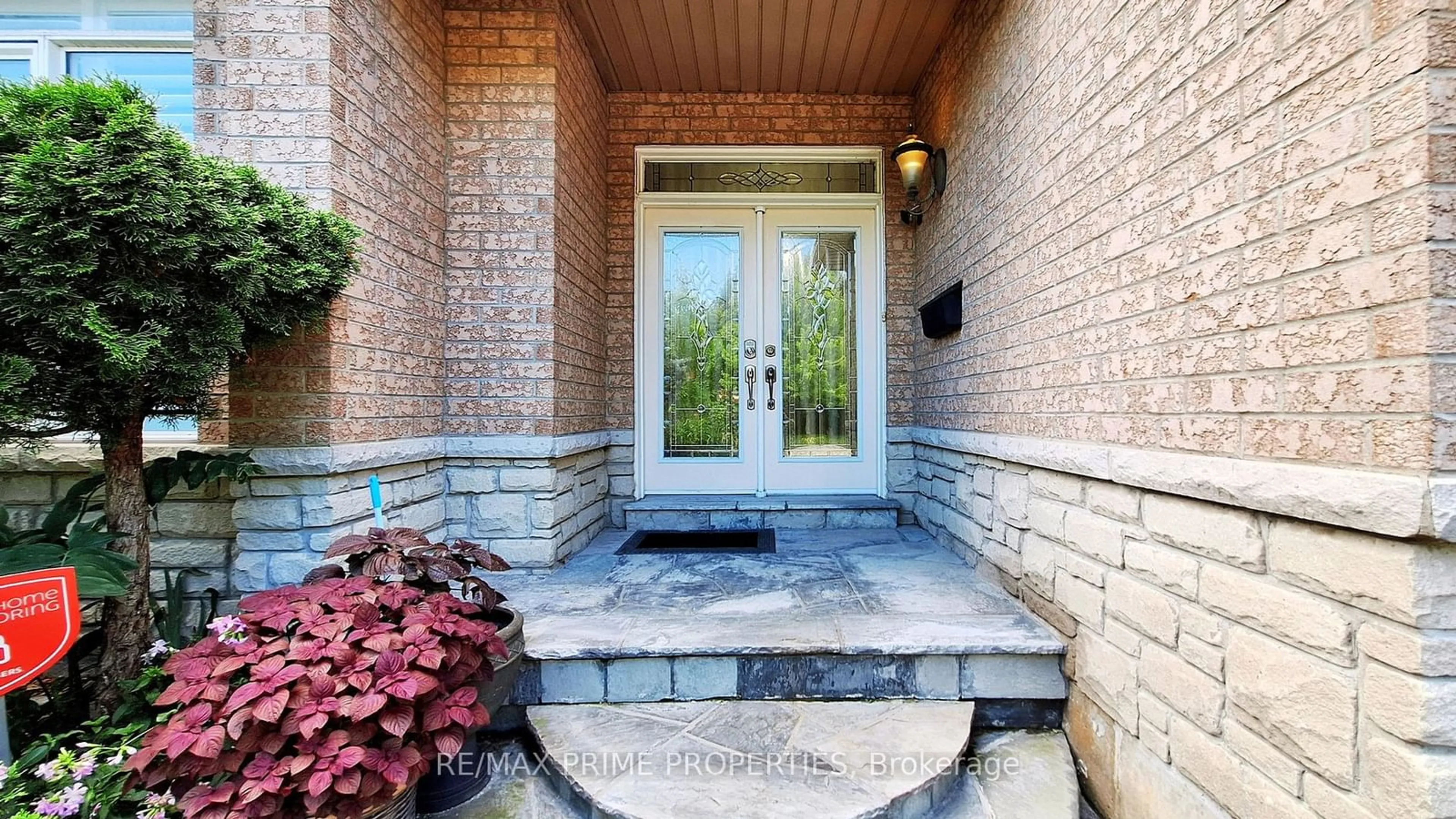 Indoor entryway for 869 Strouds Lane, Pickering Ontario L1V 7G1