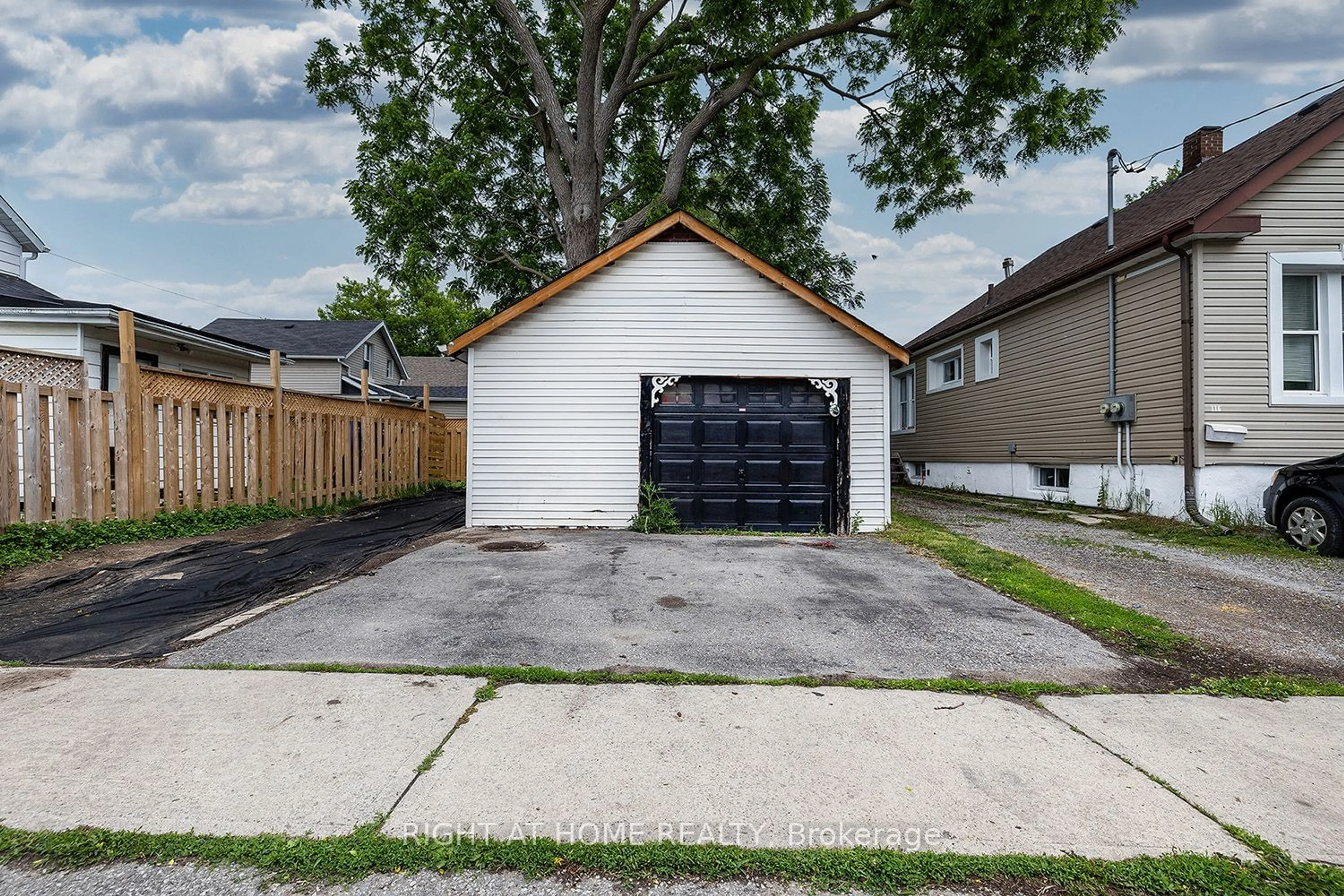 Frontside or backside of a home for 269 Court St, Oshawa Ontario L1H 4W8