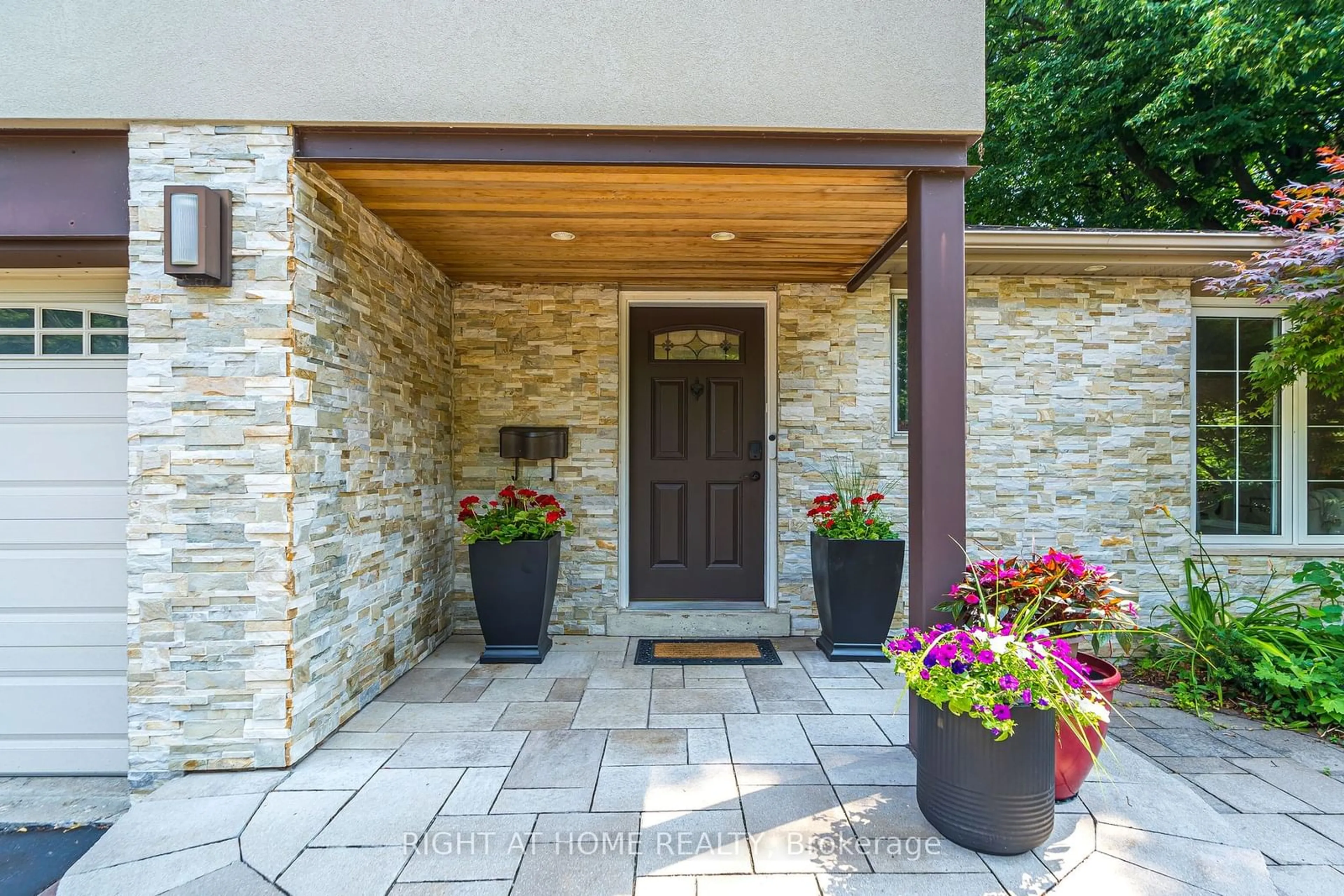 Indoor entryway for 72 Sir Raymond Dr, Toronto Ontario M1E 1C2