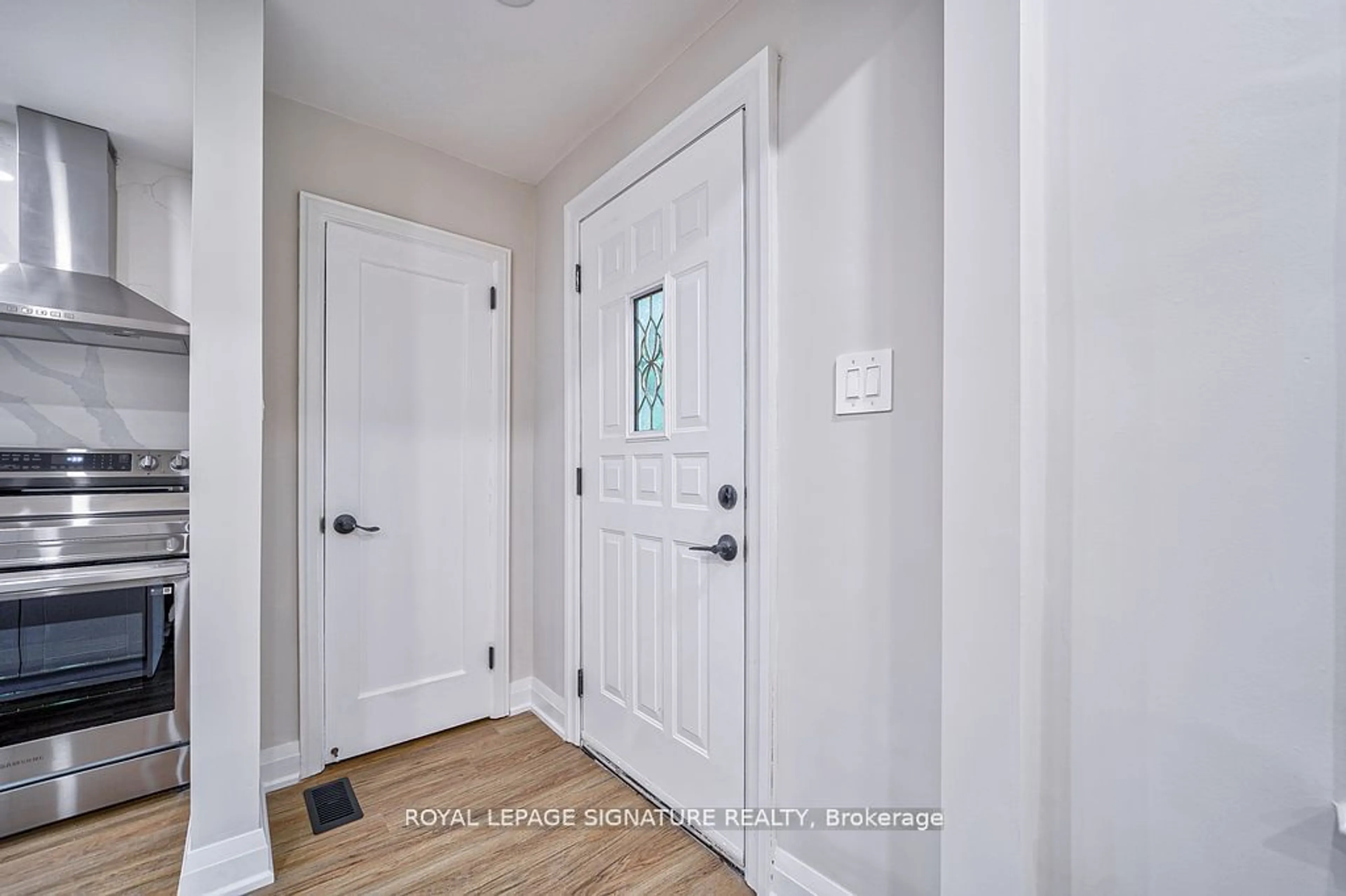 Indoor entryway for 12 Rockelm Rd, Toronto Ontario M1L 3R8