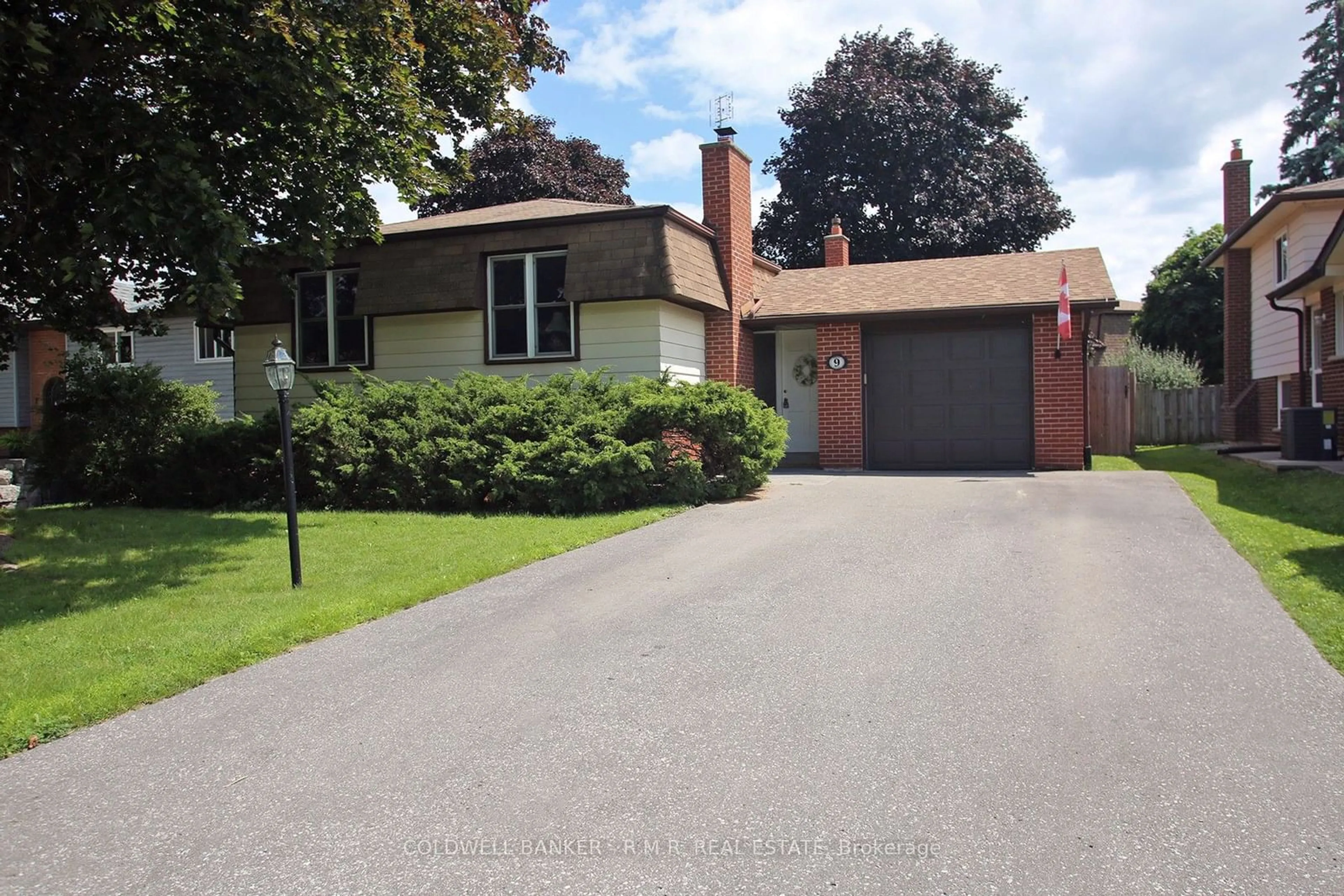 Frontside or backside of a home for 9 Evans Crt, Whitby Ontario L1N 5W8