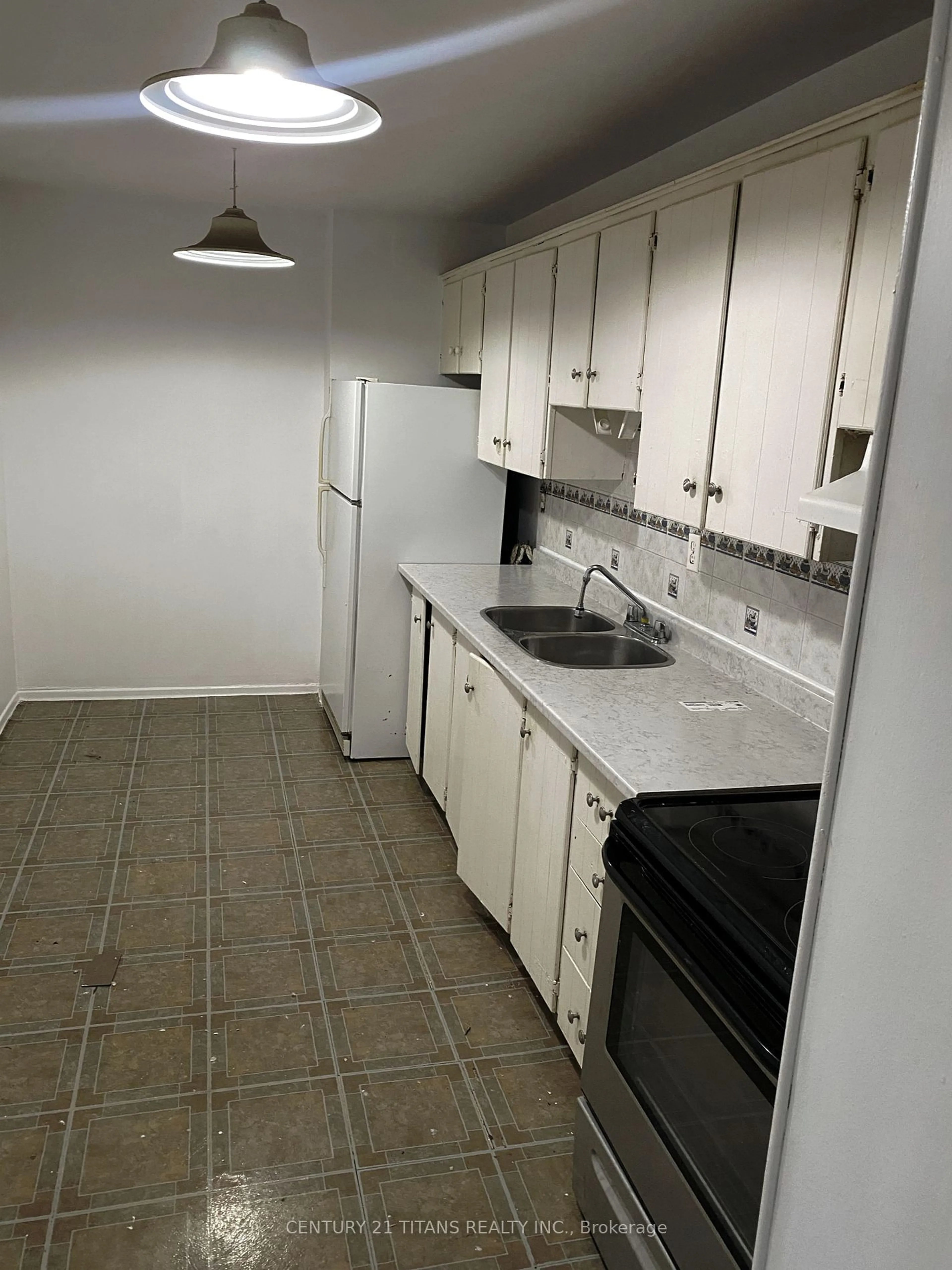 Standard kitchen for 4064 Lawrence Ave #210, Toronto Ontario M1E 4V6