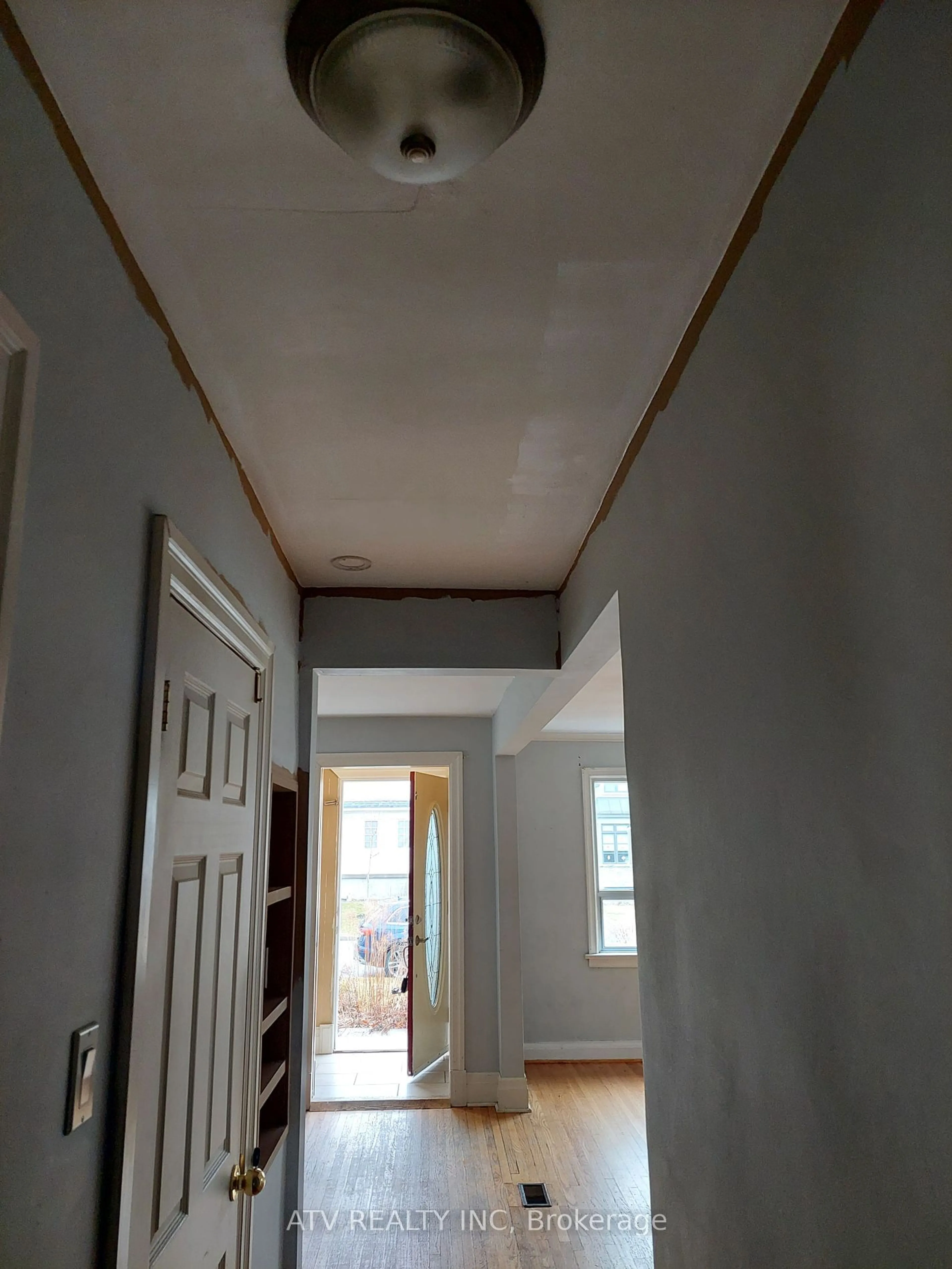 Indoor entryway for 12 Harewood Ave, Toronto Ontario M1M 2R2