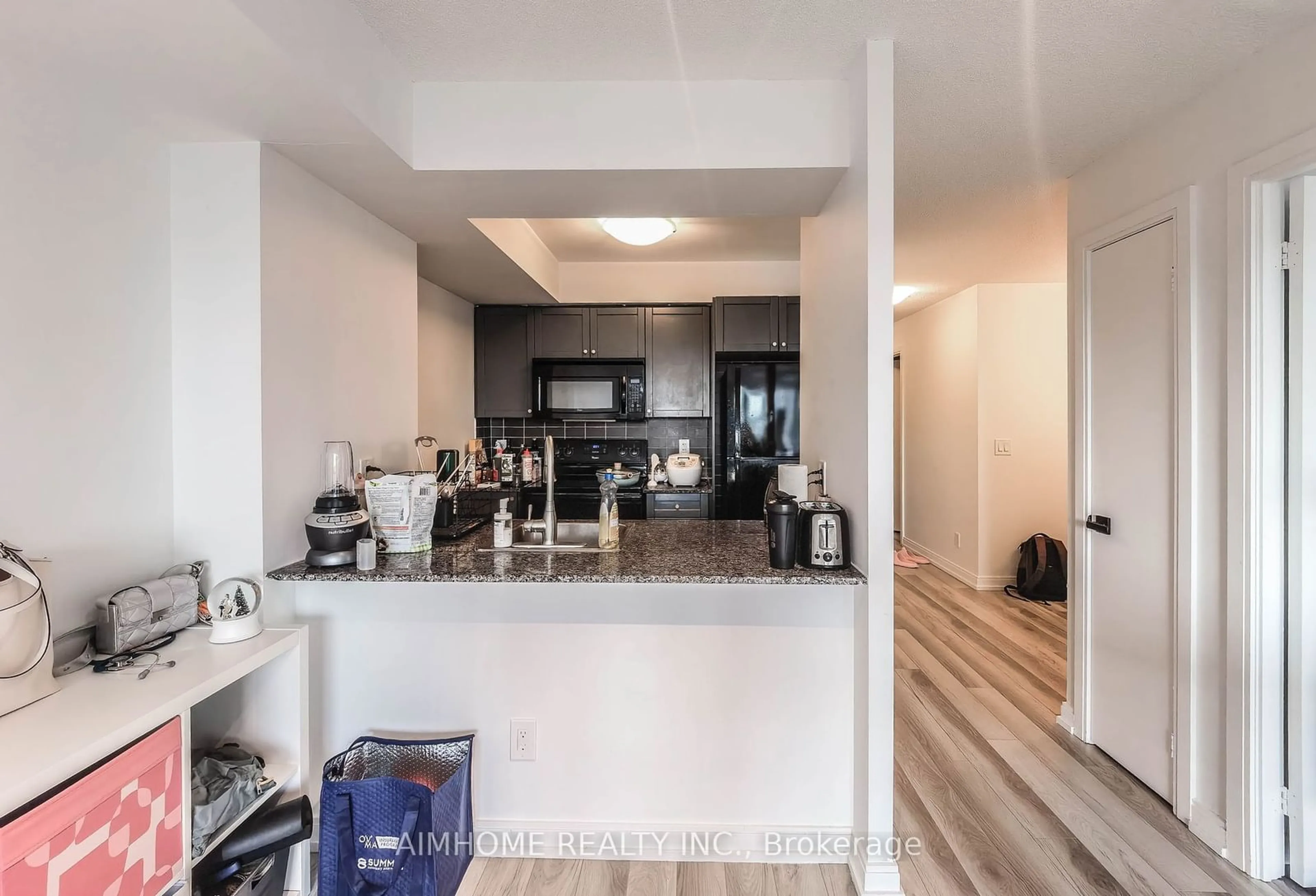 Standard kitchen for 181 Village Green Sq #716, Toronto Ontario M1S 0K6