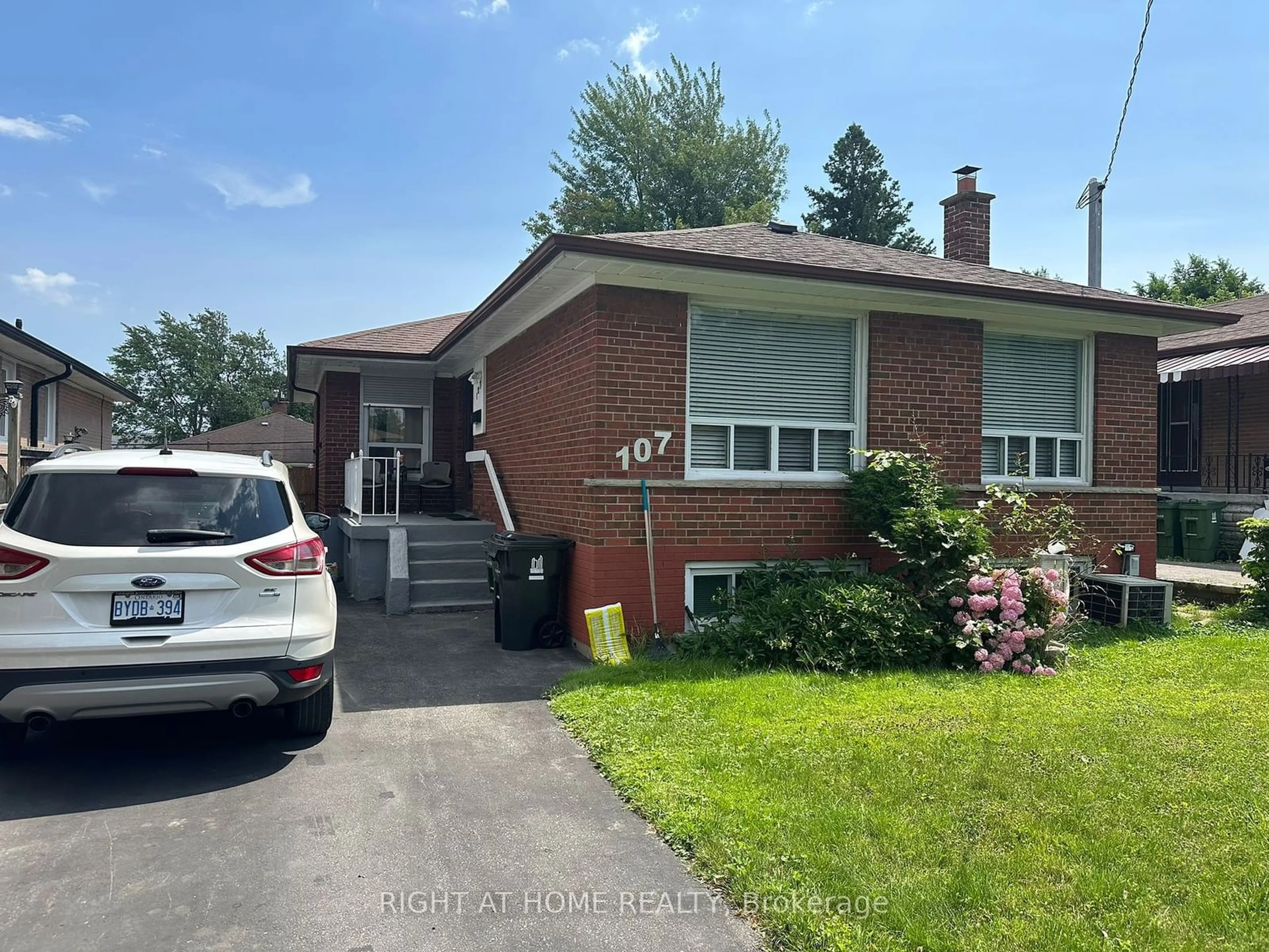 Frontside or backside of a home for 107 Pandora Circ, Toronto Ontario M1H 1V8