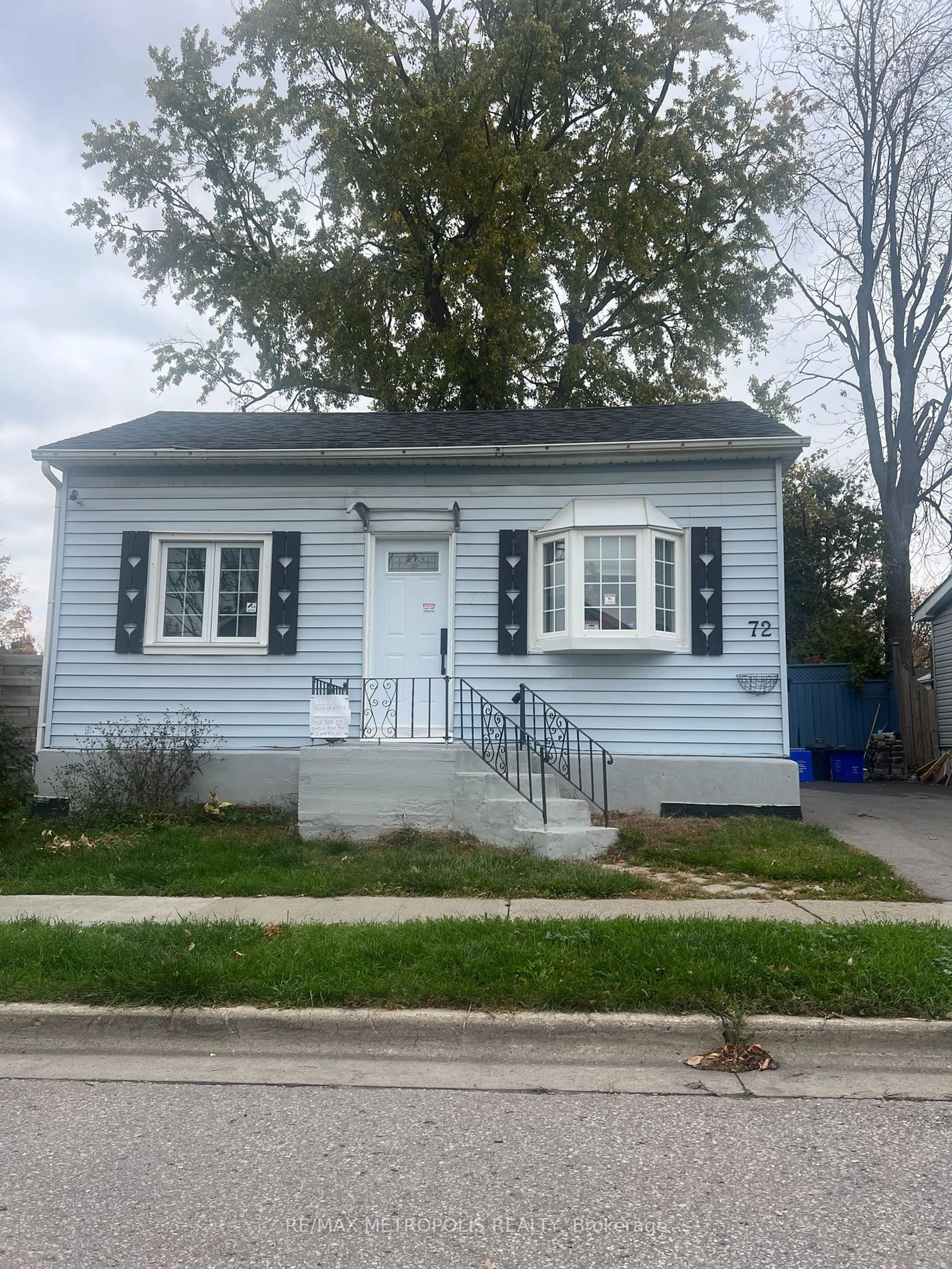 Frontside or backside of a home for 72 Colborne St, Oshawa Ontario L1G 1L7