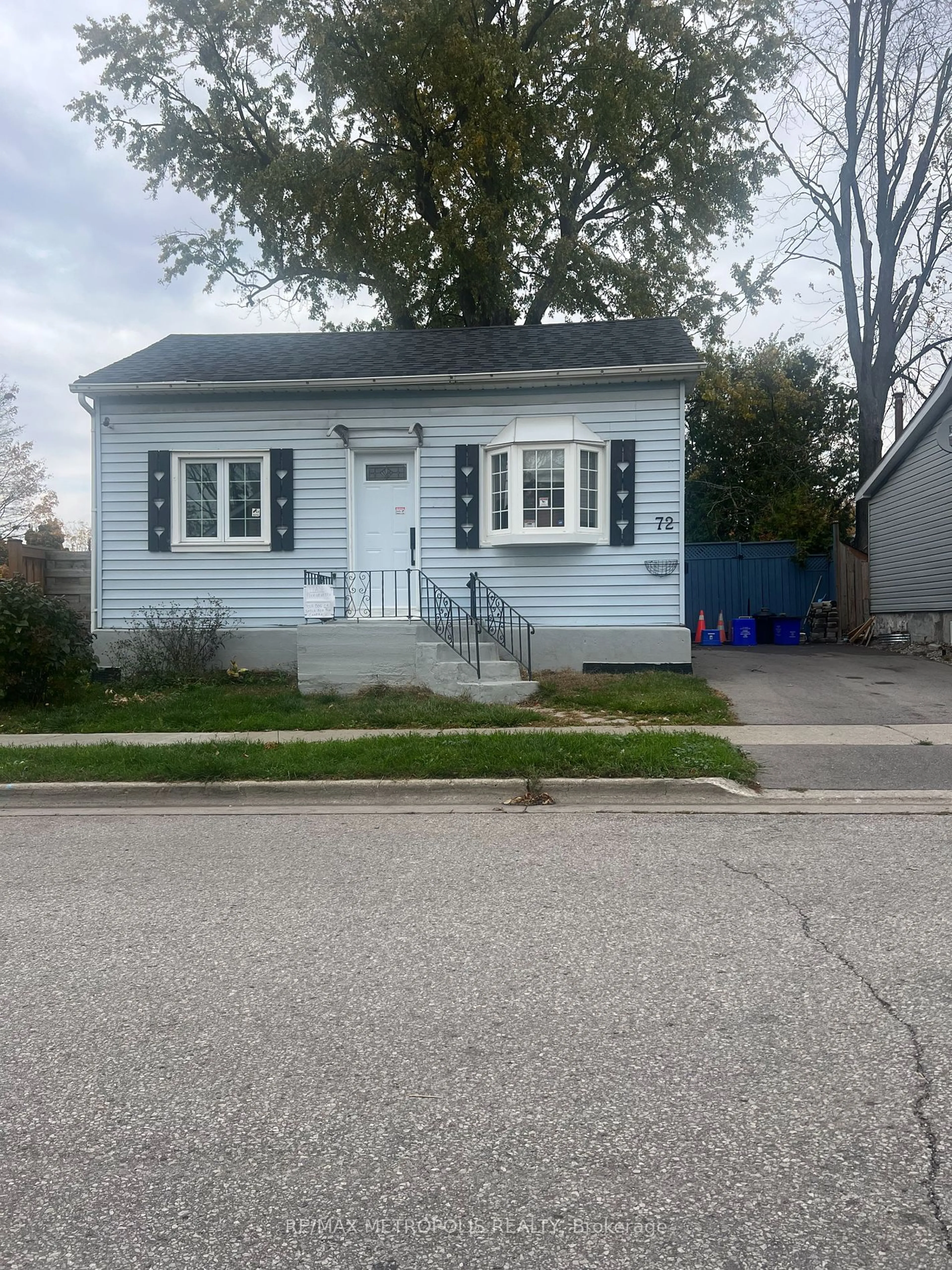 Frontside or backside of a home for 72 Colborne St, Oshawa Ontario L1G 1L7