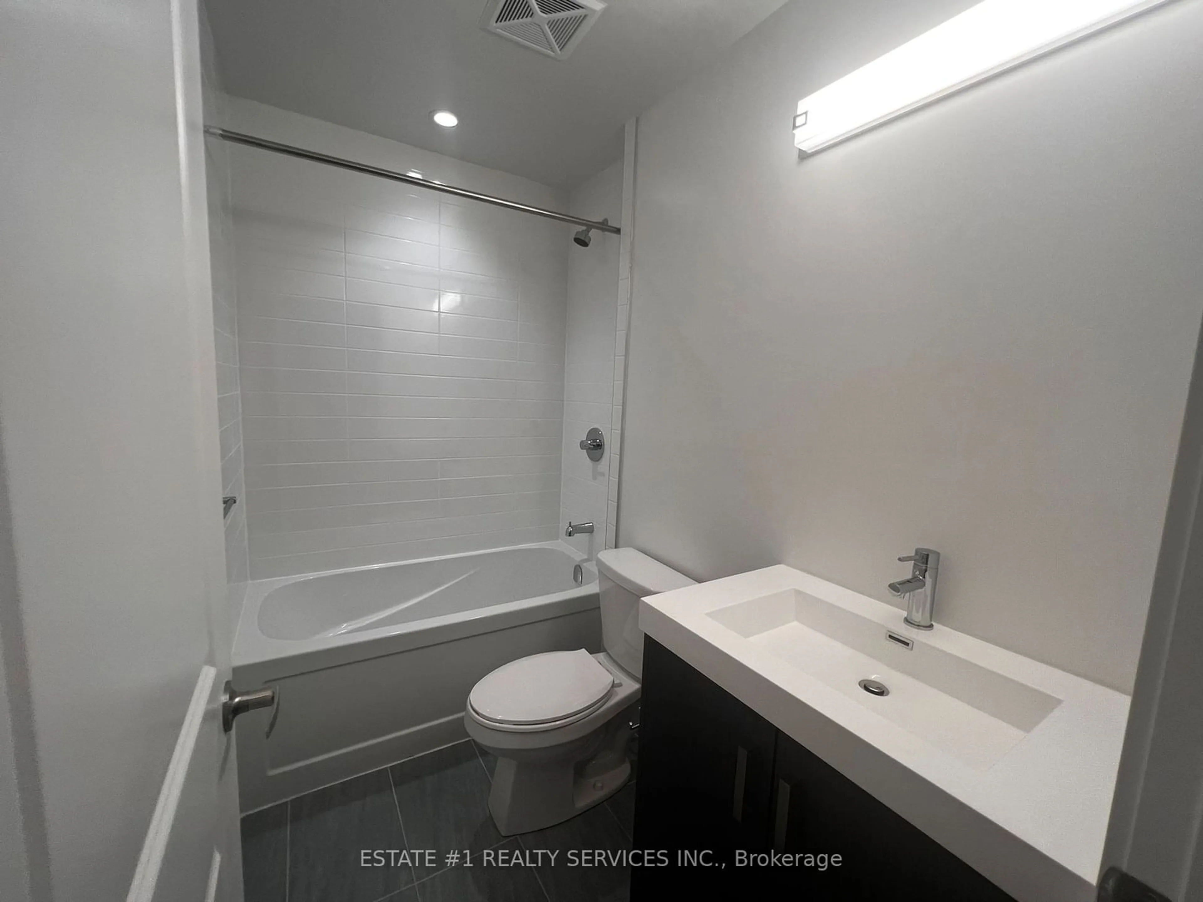 Standard bathroom for 1010 Dundas St #503, Whitby Ontario L1N 2K2