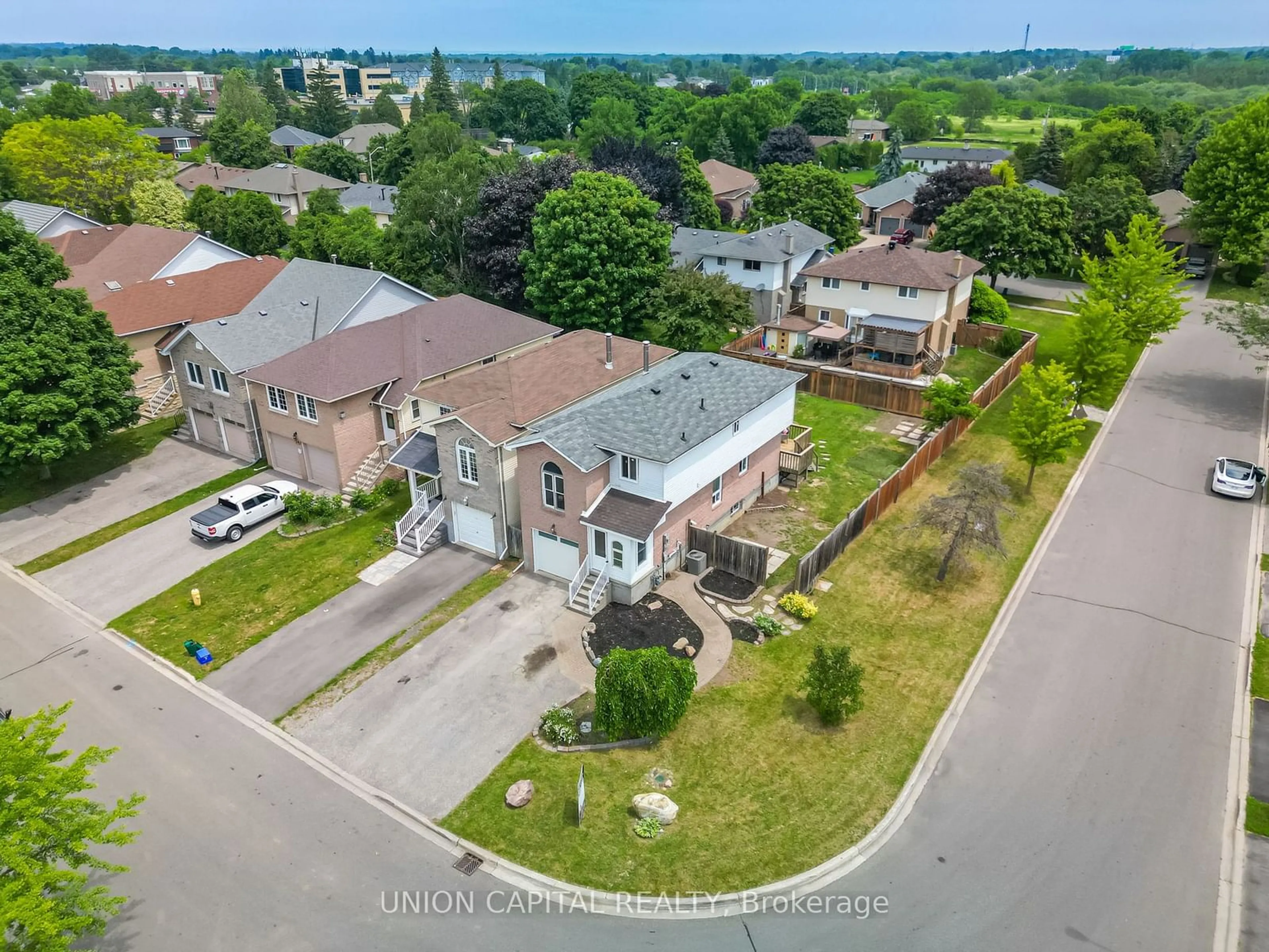 Frontside or backside of a home for 20 Empire Cres, Clarington Ontario L1E 1E2