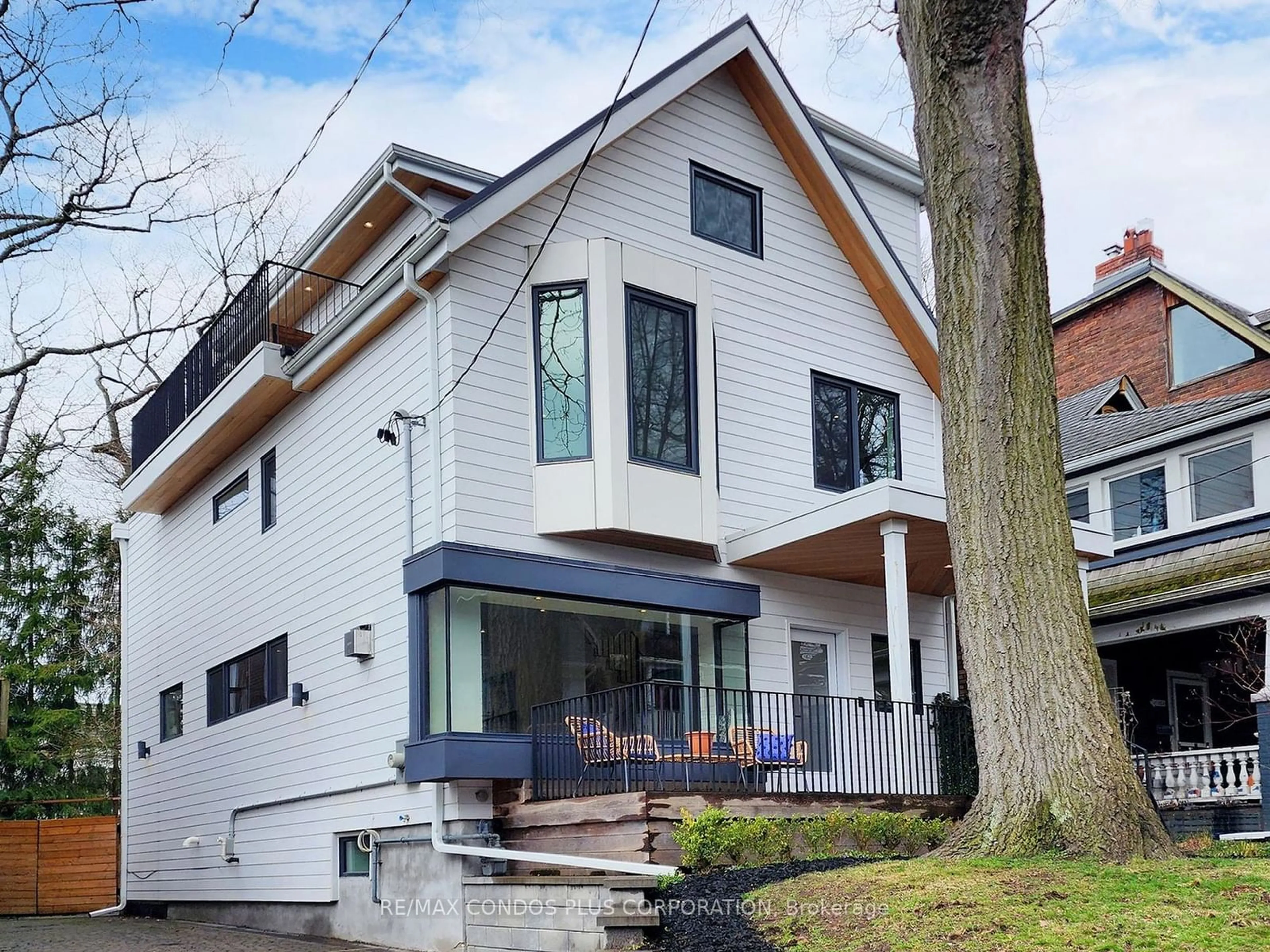 Frontside or backside of a home for 52 Fernwood Park Ave, Toronto Ontario M4E 3G1